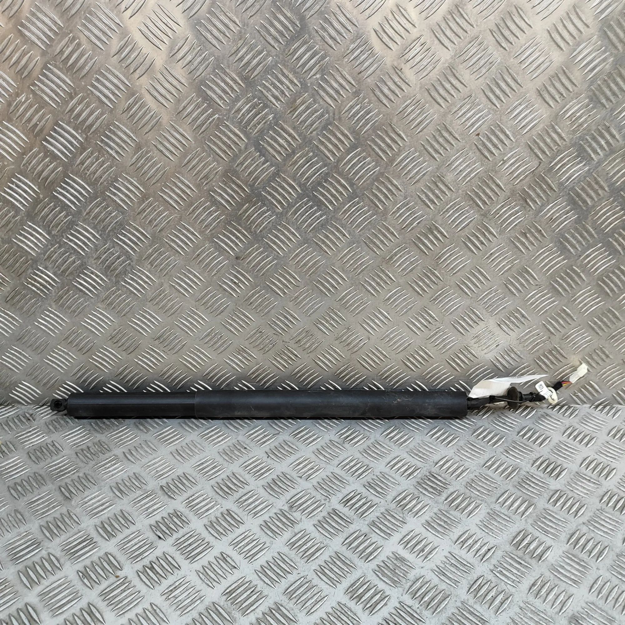 BMW X5 (G05) Right Side Tailgate Gas Strut Right Side Tailgate Gas Strut — BMW X5 (G05) (2...