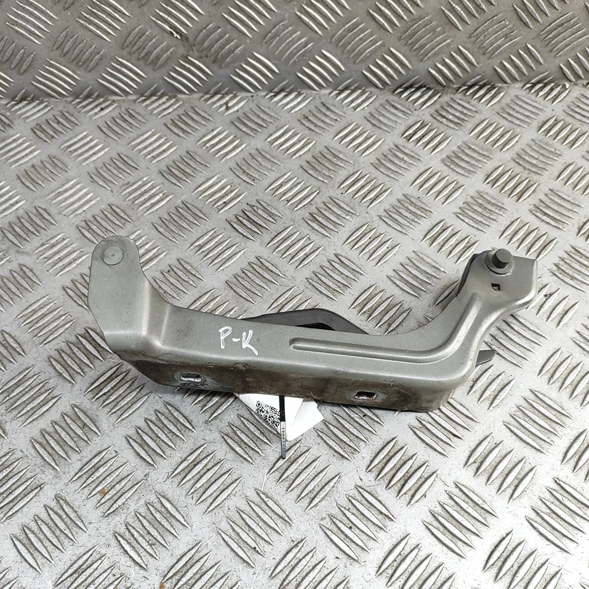 Maserati Levante Bonnet hinge — front left Bonnet hinge — front left — MASERATI LEVANTE (S...