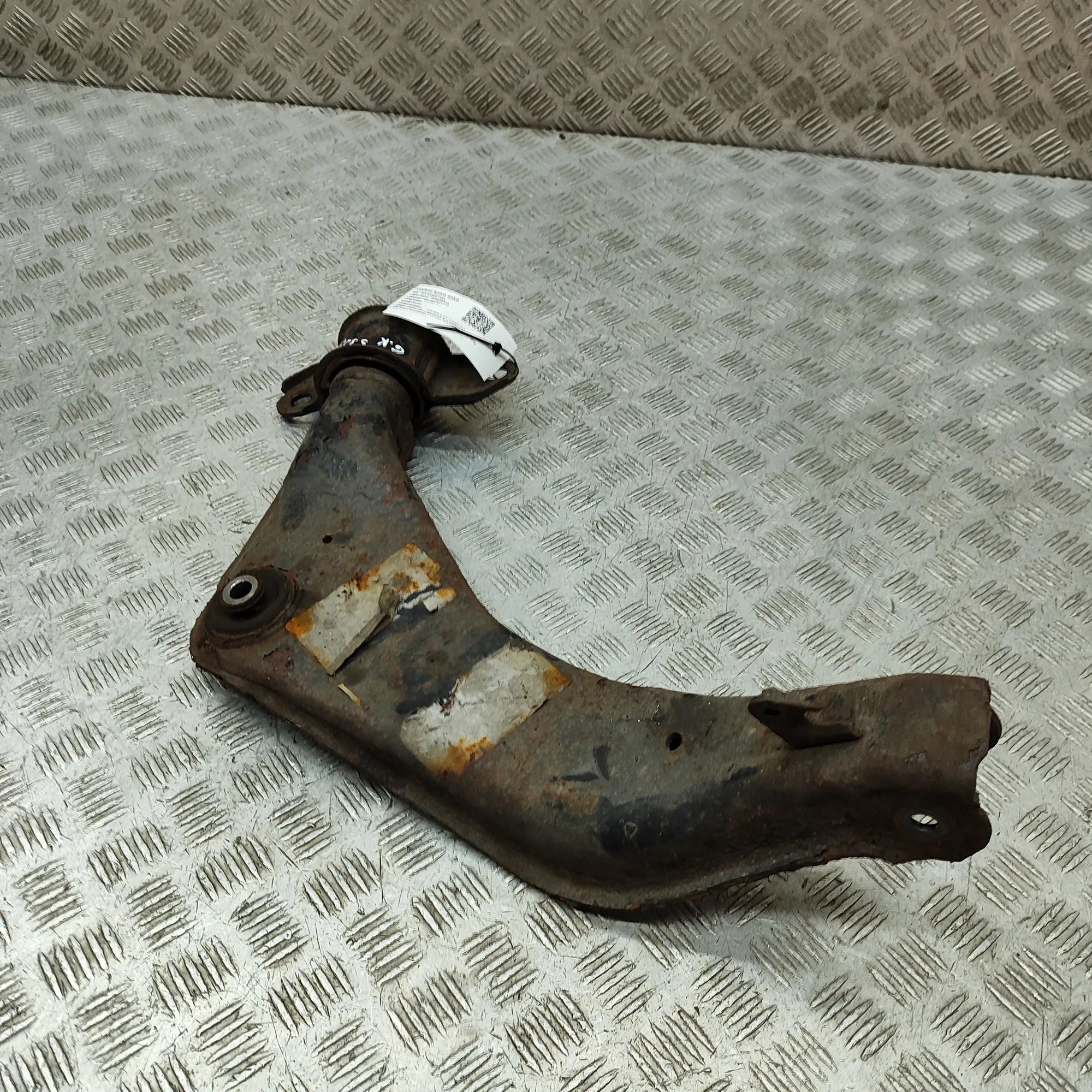 Chevrolet Camaro Control arm — rear left Control arm — rear left — CHEVROLET CAMARO (200...