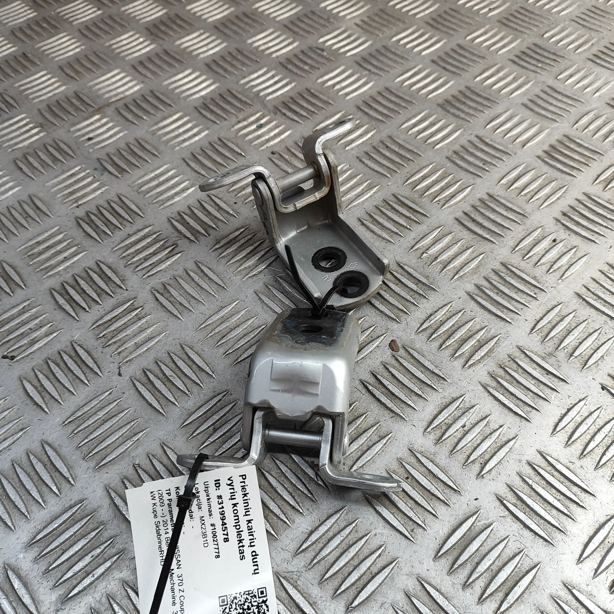 Nissan 370Z Door hinge set — front left Door hinge set — front left — NISSAN 370 (Z Cou...