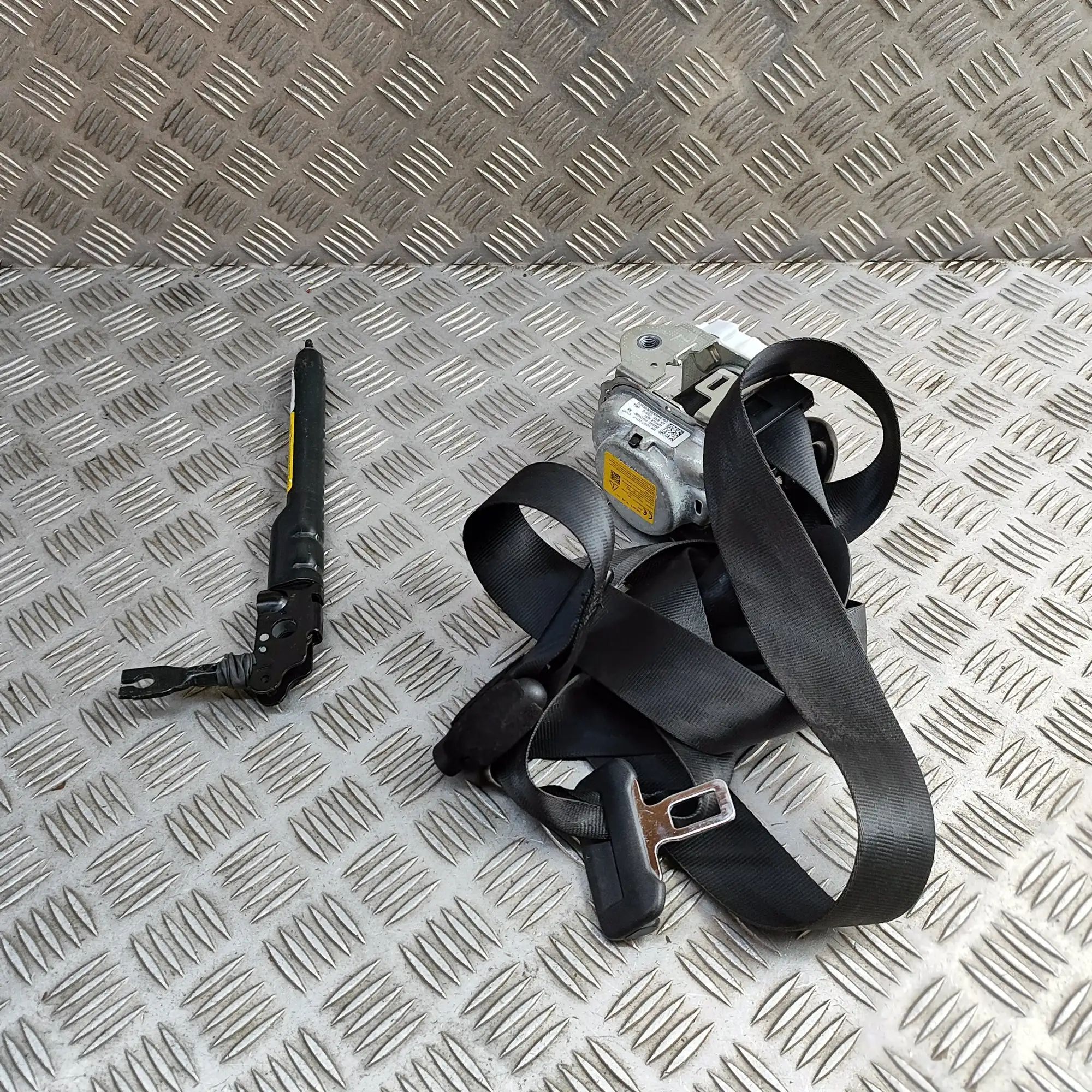 Alfa-Romeo Stelvio Front Right Seatbelt Front Right Seatbelt — ALFA ROMEO STELVIO (949_...
