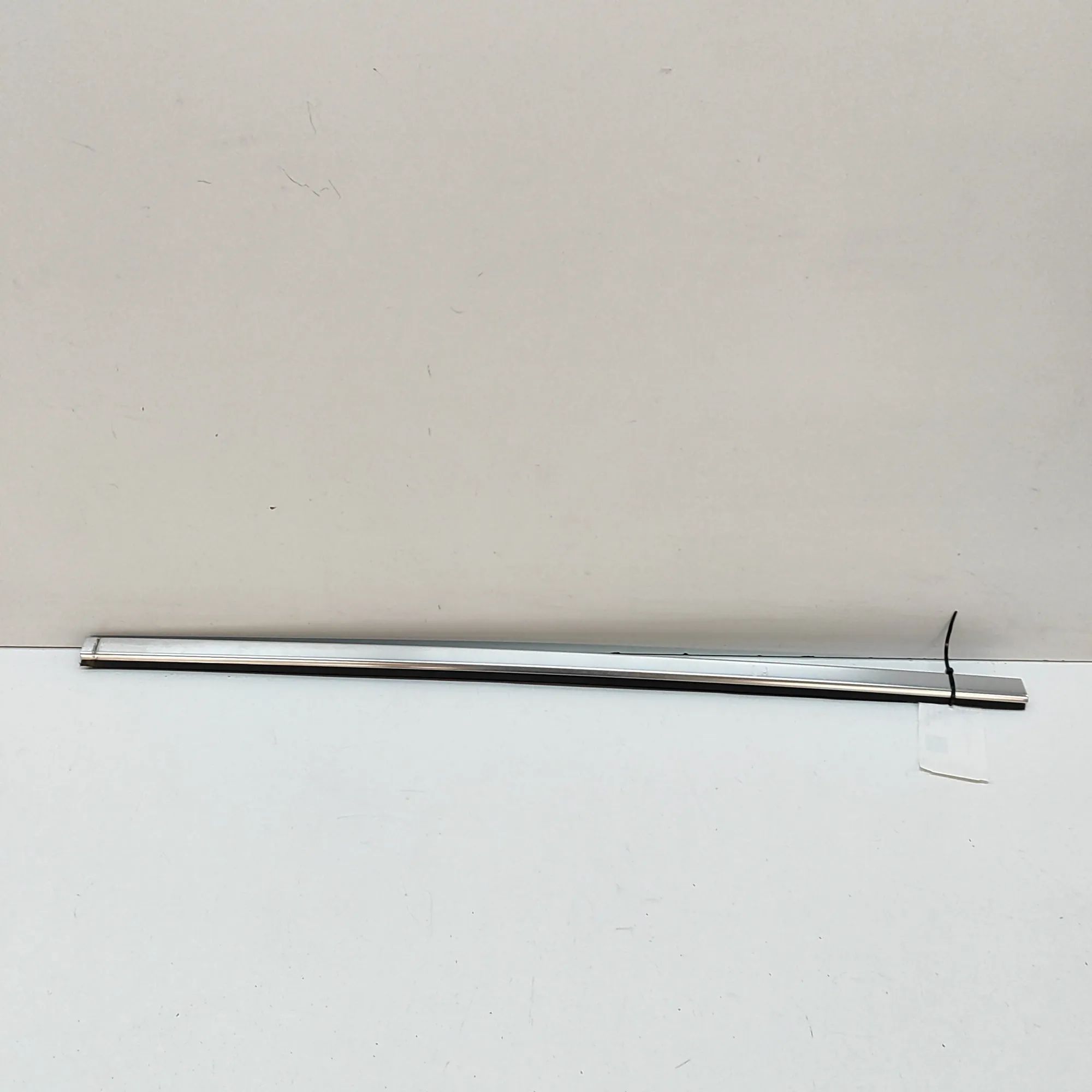 Infiniti Q30 Door window moulding — front — right Door window moulding — front — right — INFINITI...