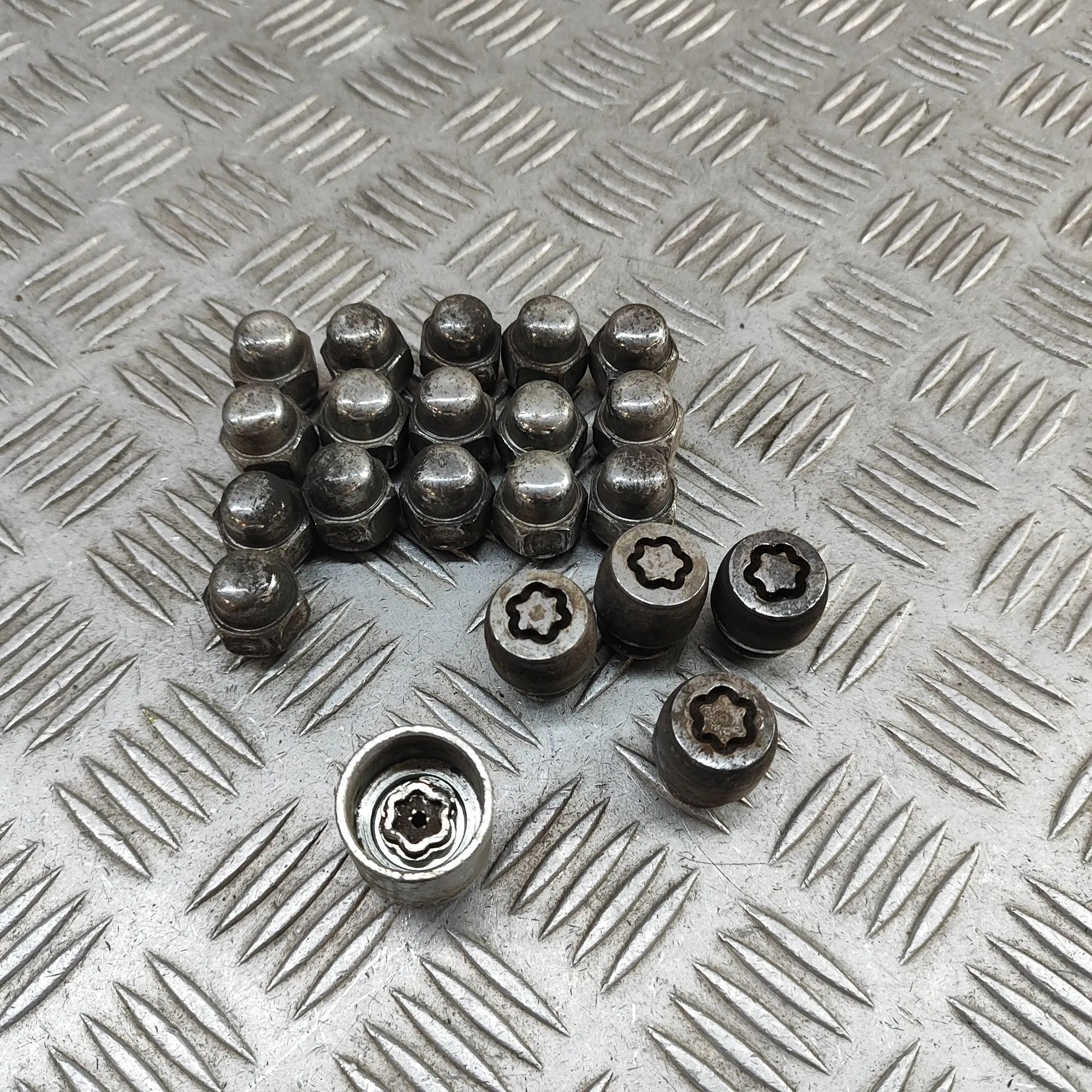 Hyundai Santa Fe Wheel Screws Kit Wheel Screws Kit — HYUNDAI SANTA (FÉ III DM) (2...