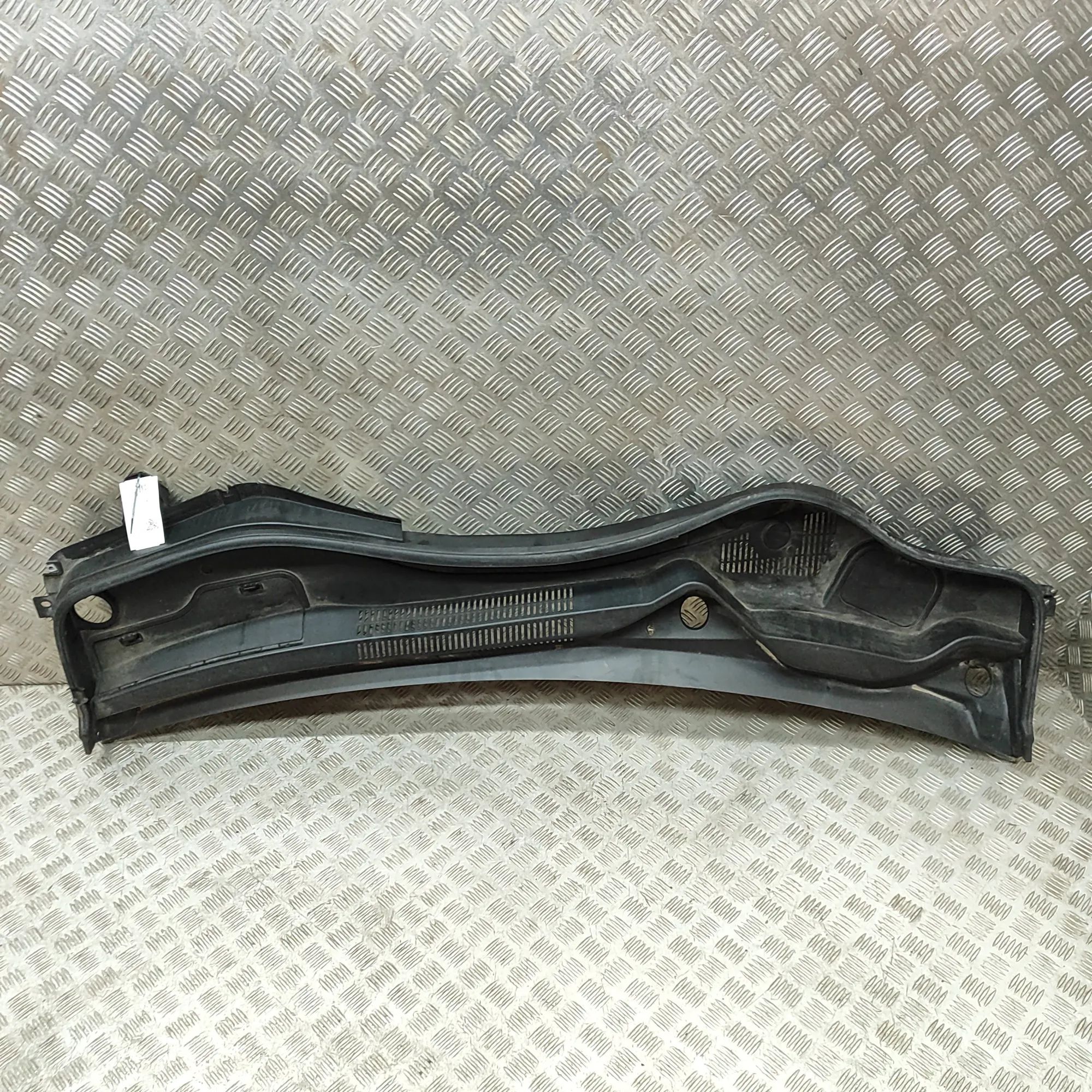 Maserati Levante Front Wiper Cowl Trim Front Wiper Cowl Trim — MASERATI LEVANTE (SUV M...