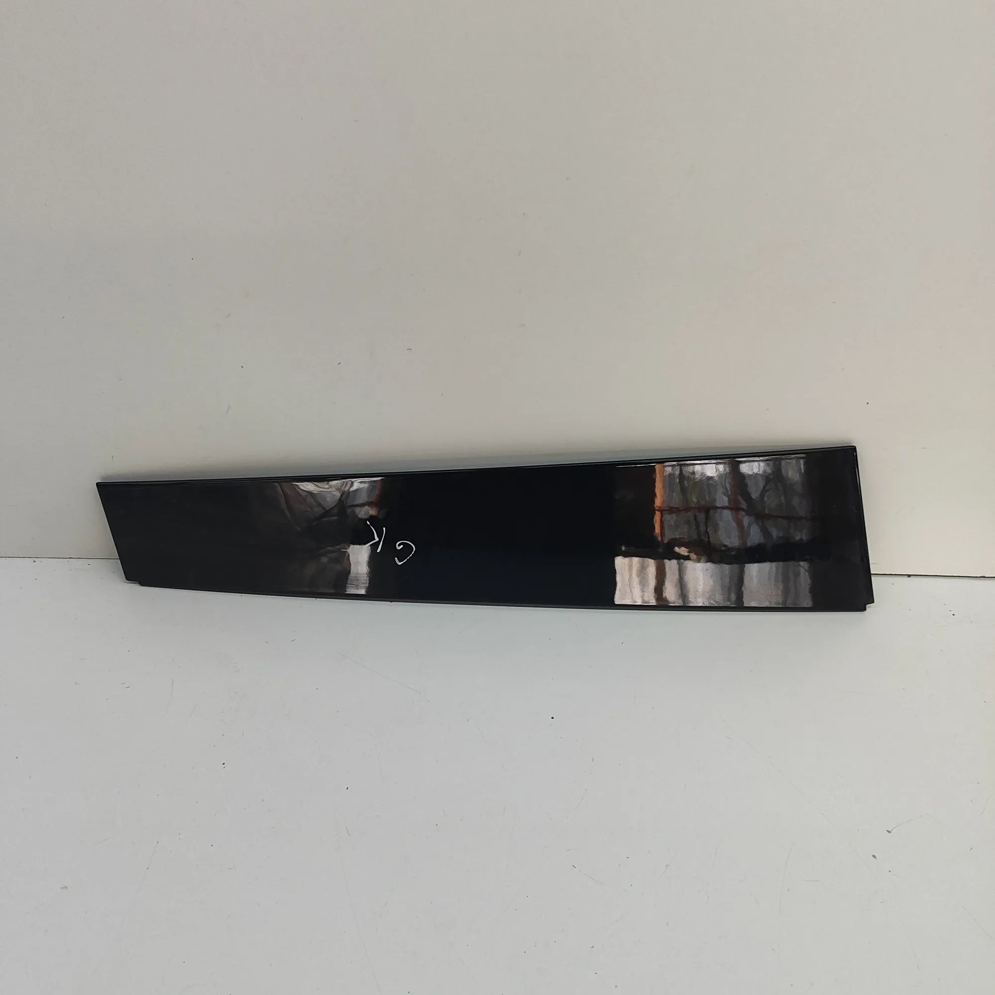 Land Rover Range Rover Sport (L461) Vertical door trim — rear — left Vertical door trim — rear — left — LAND ROVER R...