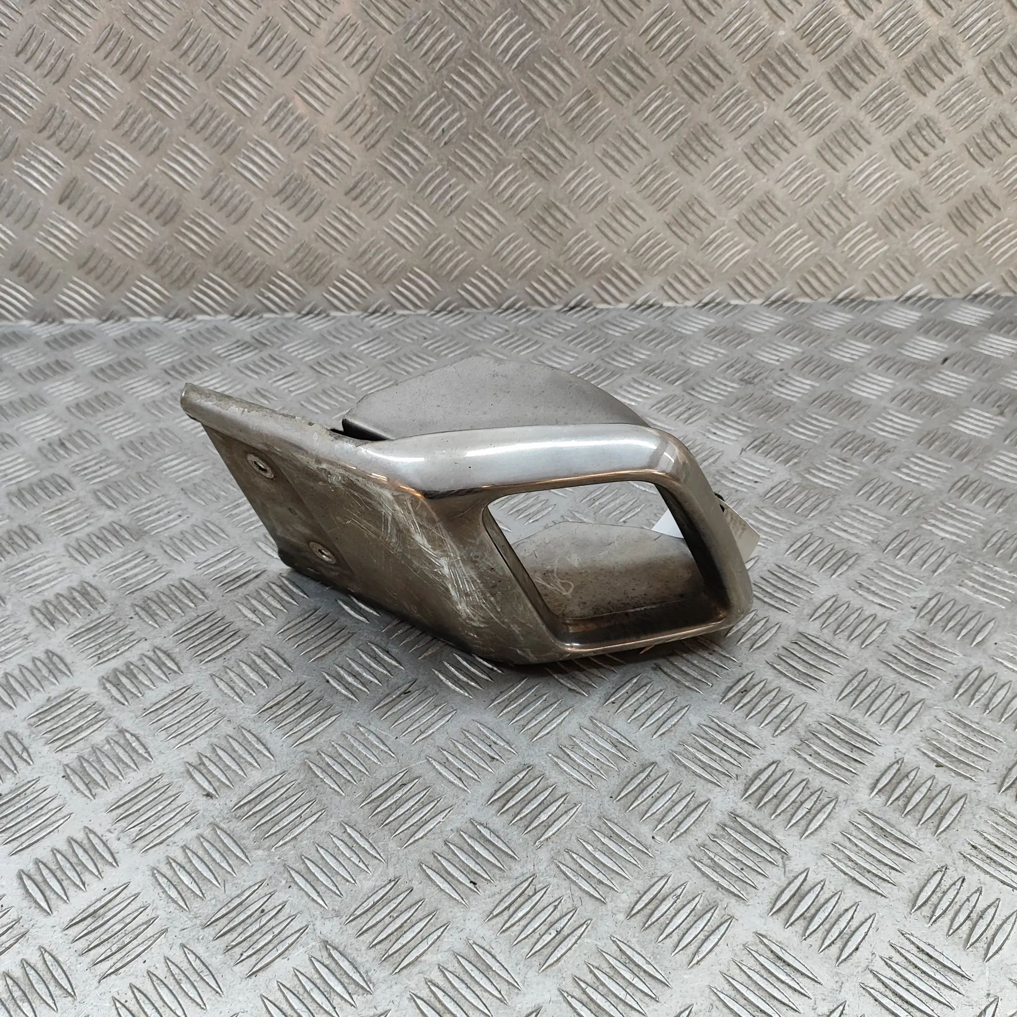 Land Rover Range Rover Evoque Exhaust tailpipe trim Exhaust tailpipe trim — LAND ROVER RANGE ROVER ...