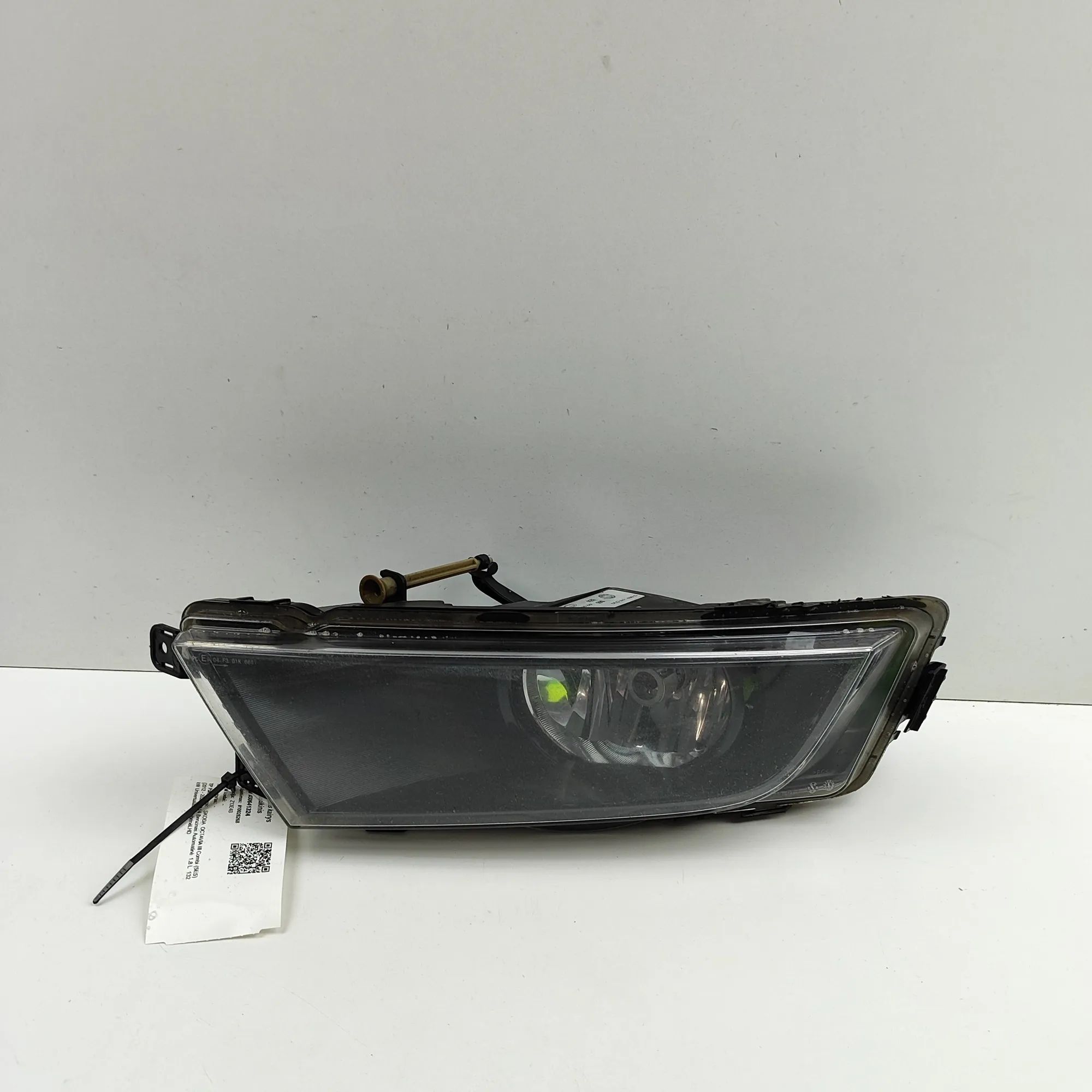 Skoda Octavia Front Left Fog Light Front Left Fog Light — SKODA OCTAVIA (III Combi...