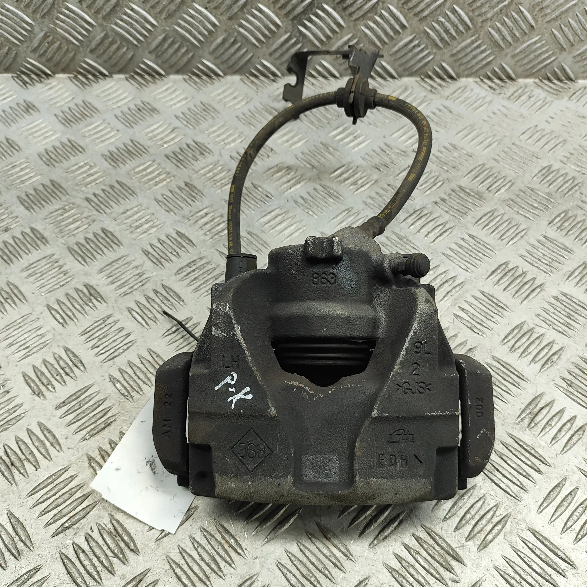 Nissan Juke Brake caliper — front left Brake caliper — front left — NISSAN JUKE (F16) ...
