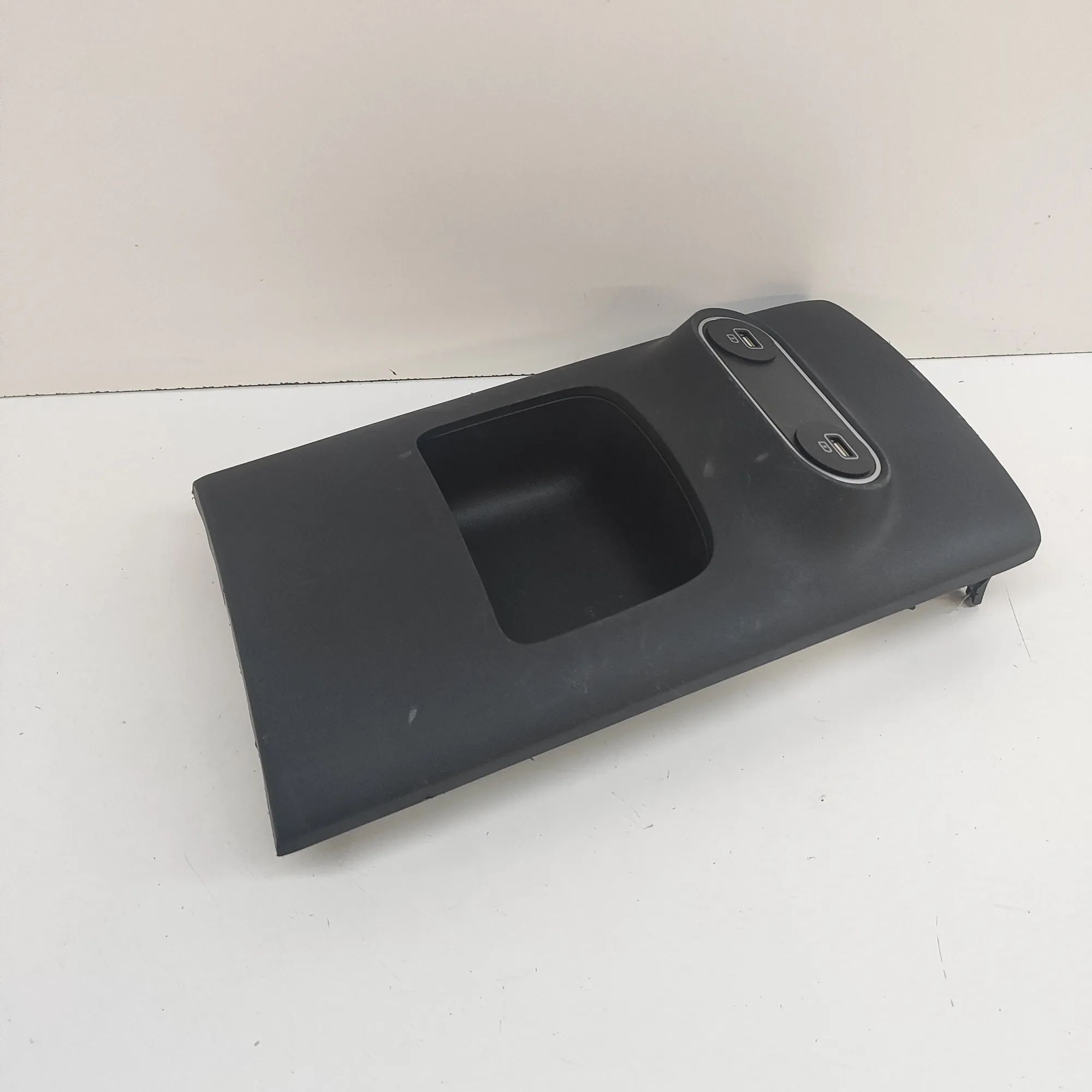 Hyundai Ioniq Centre console trim Centre console trim — HYUNDAI IONIQ (5 NE) (202...