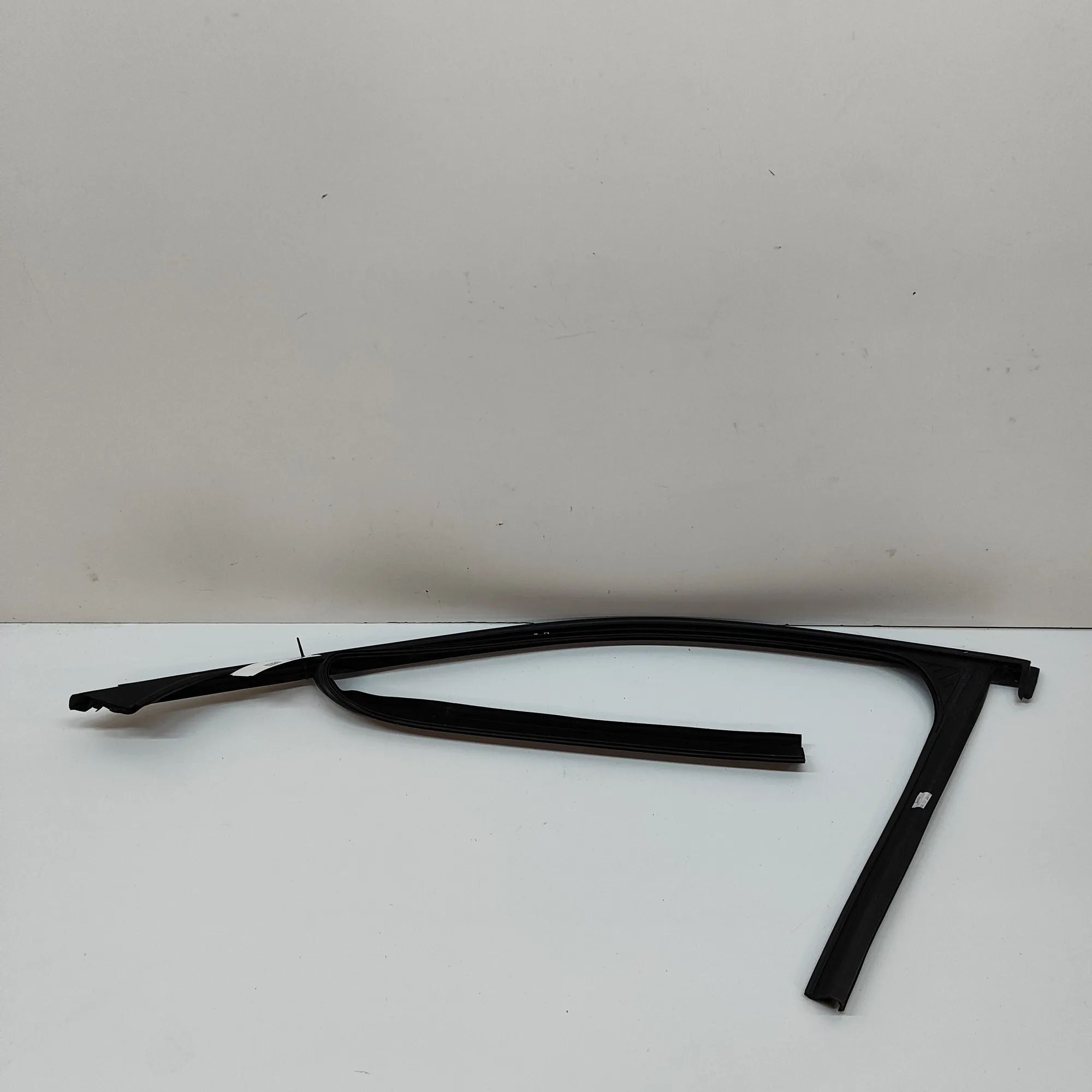 BMW X2 (F39) Upper door trim strip — front right Upper door trim strip — front right — BMW X2 (F...