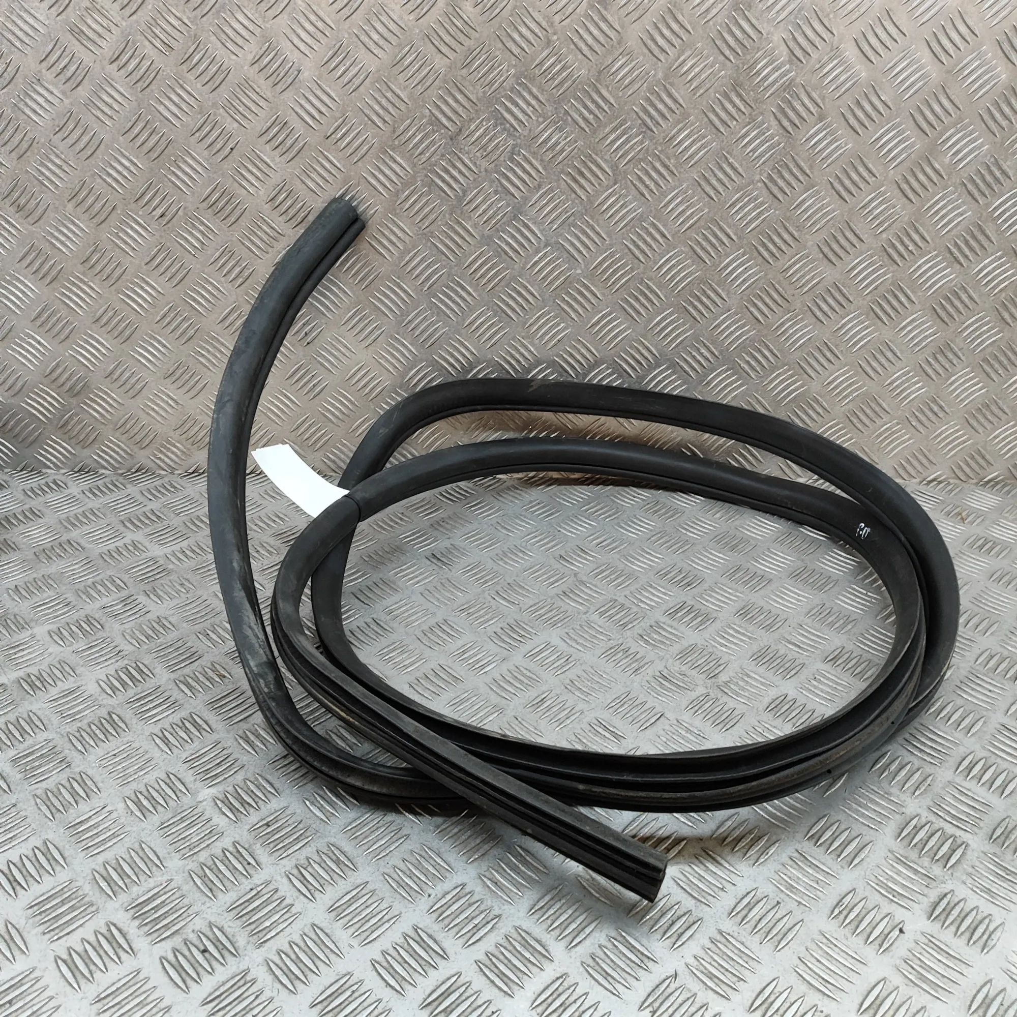 Chevrolet TrailBlazer Door rubber seal — front right Door rubber seal — front right — CHEVROLET TRAI...