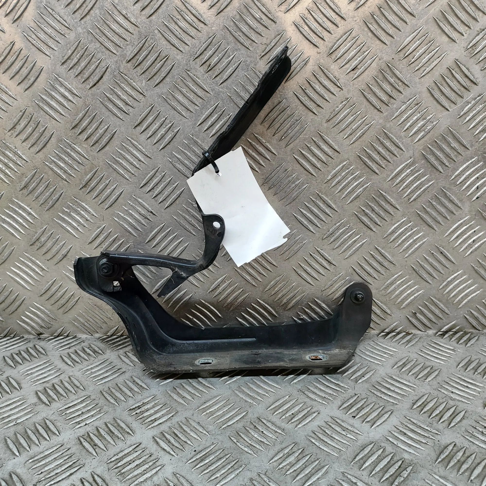 Maserati Quattroporte Bonnet hinge — front left Bonnet hinge — front left — MASERATI QUATTROPOR...