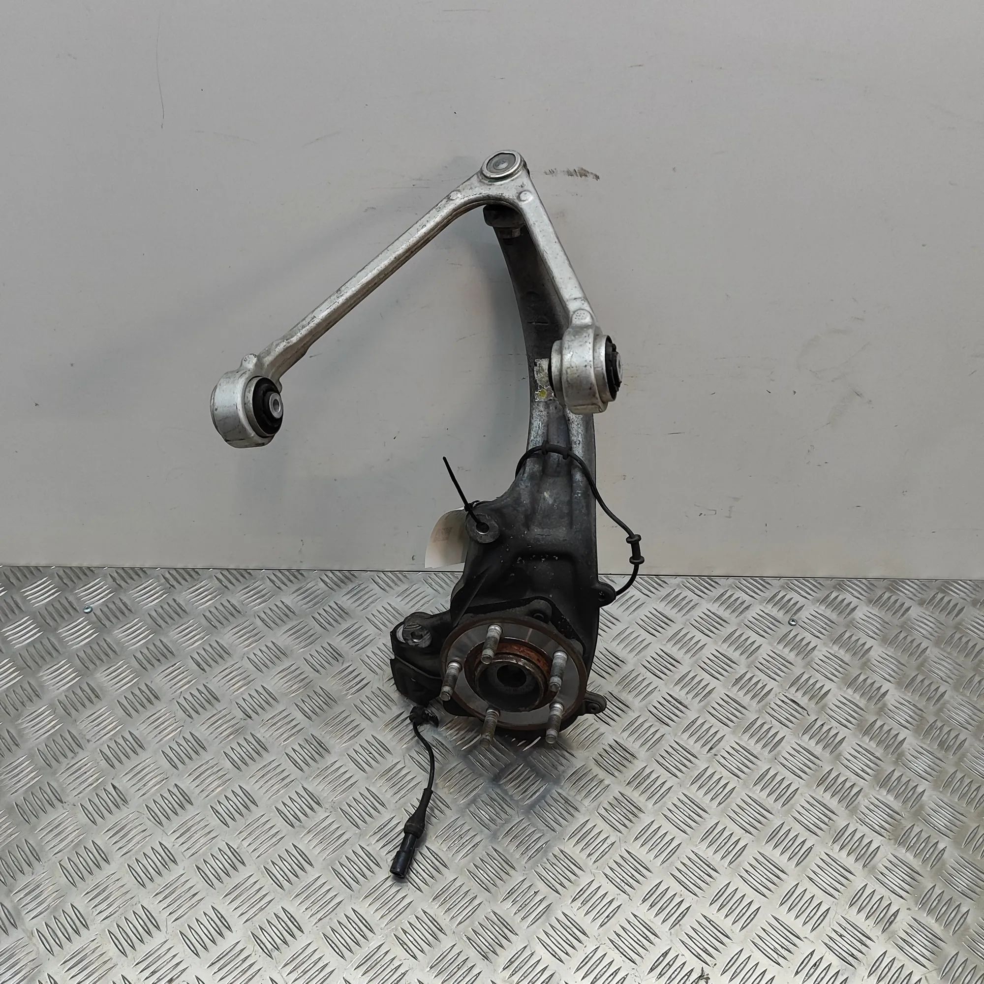 Jaguar XJ Front Right Wheel Hub Front Right Wheel Hub — JAGUAR XJ (X351) (2009-...