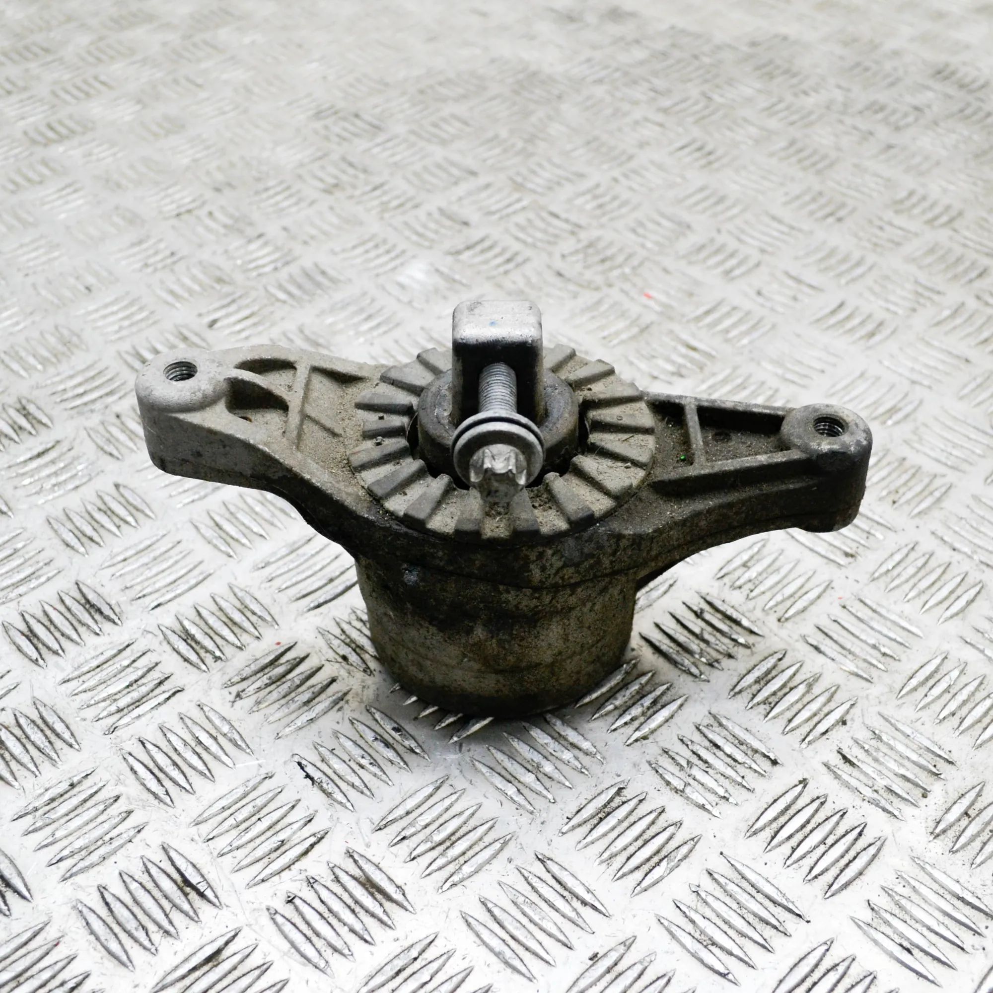 Maserati Ghibli Right Side Engine Mount Right Side Engine Mount — MASERATI GHIBLI (M157...
