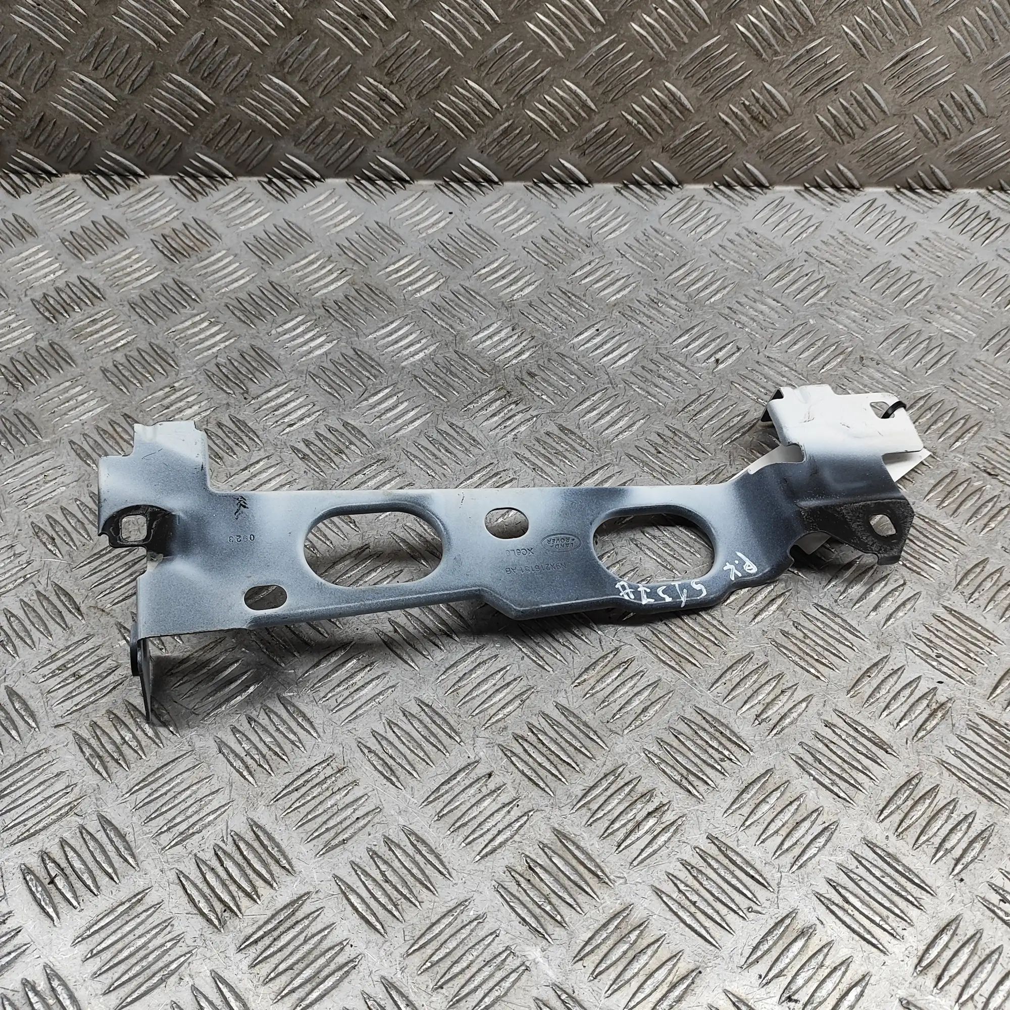 Land Rover Range Rover Sport (L461) Fender bracket — front left Fender bracket — front left — LAND ROVER RANGE ...