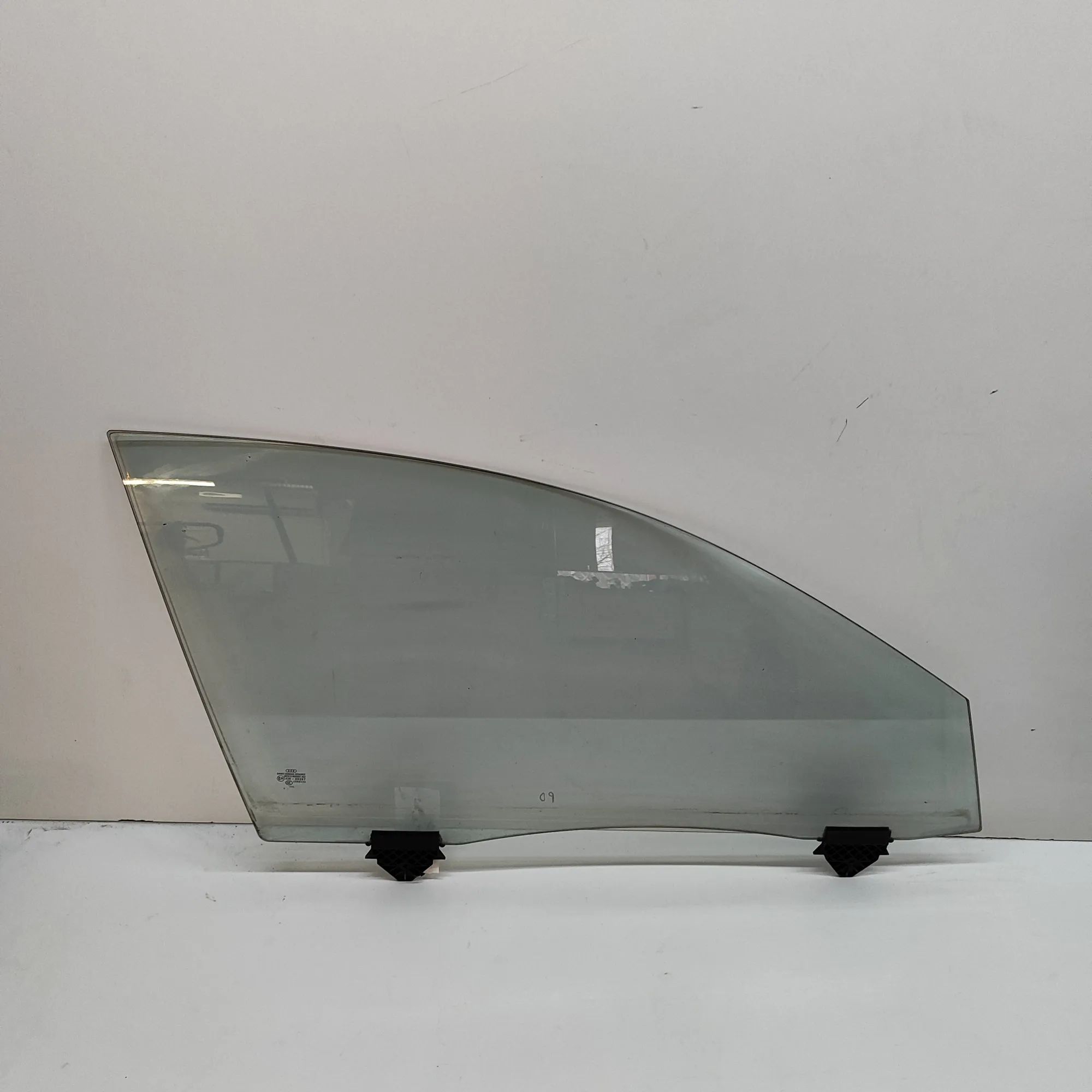 Audi A8 (D3) Front Right Door Window