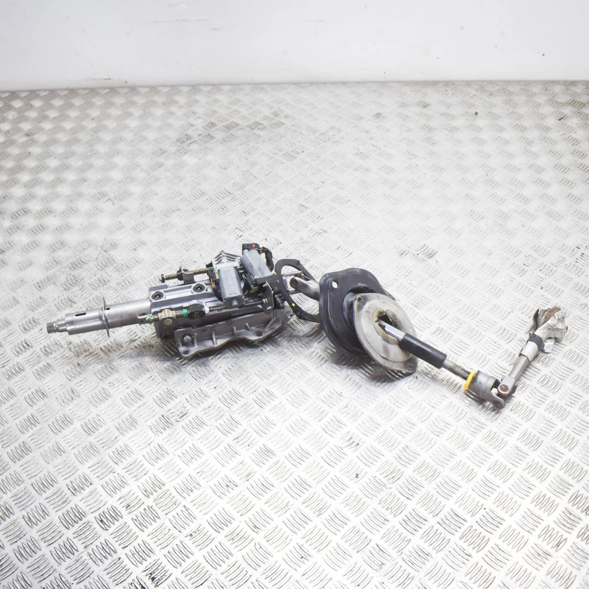 Maserati Ghibli Steering Column Mechanism Steering Column Mechanism — MASERATI GHIBLI (M1...