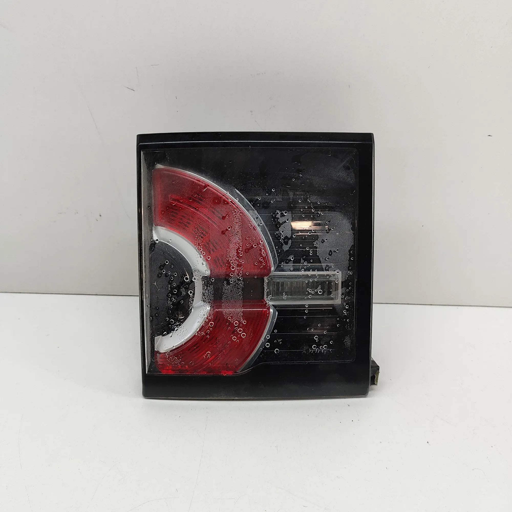Land Rover Discovery Sport Right Side Tailgate Tail Light Right Side Tailgate Tail Light — LAND ROVER DIS...
