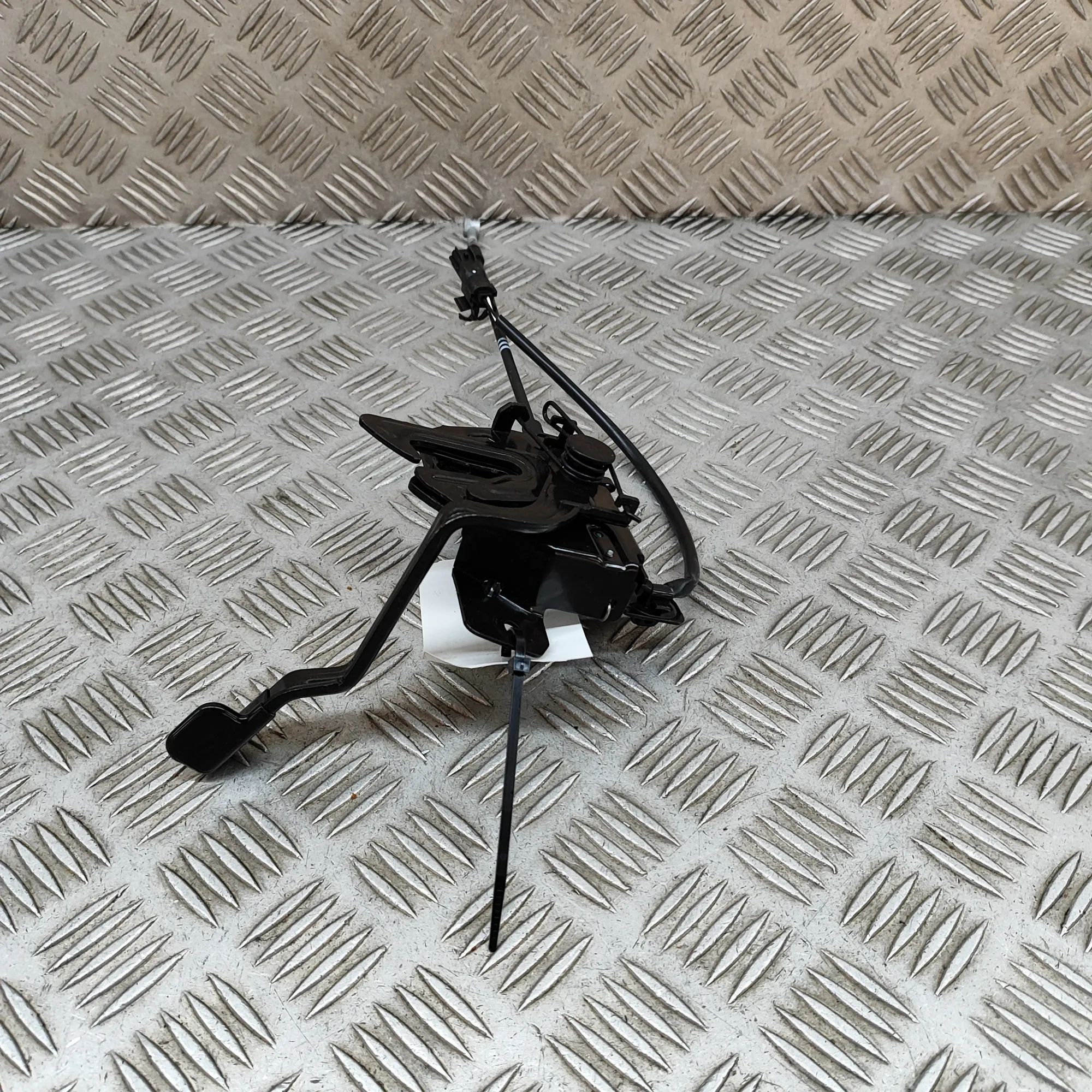 Kia Niro замок капота Bonnet lock — KIA NIRO (II) (2022-...) — 81130-...