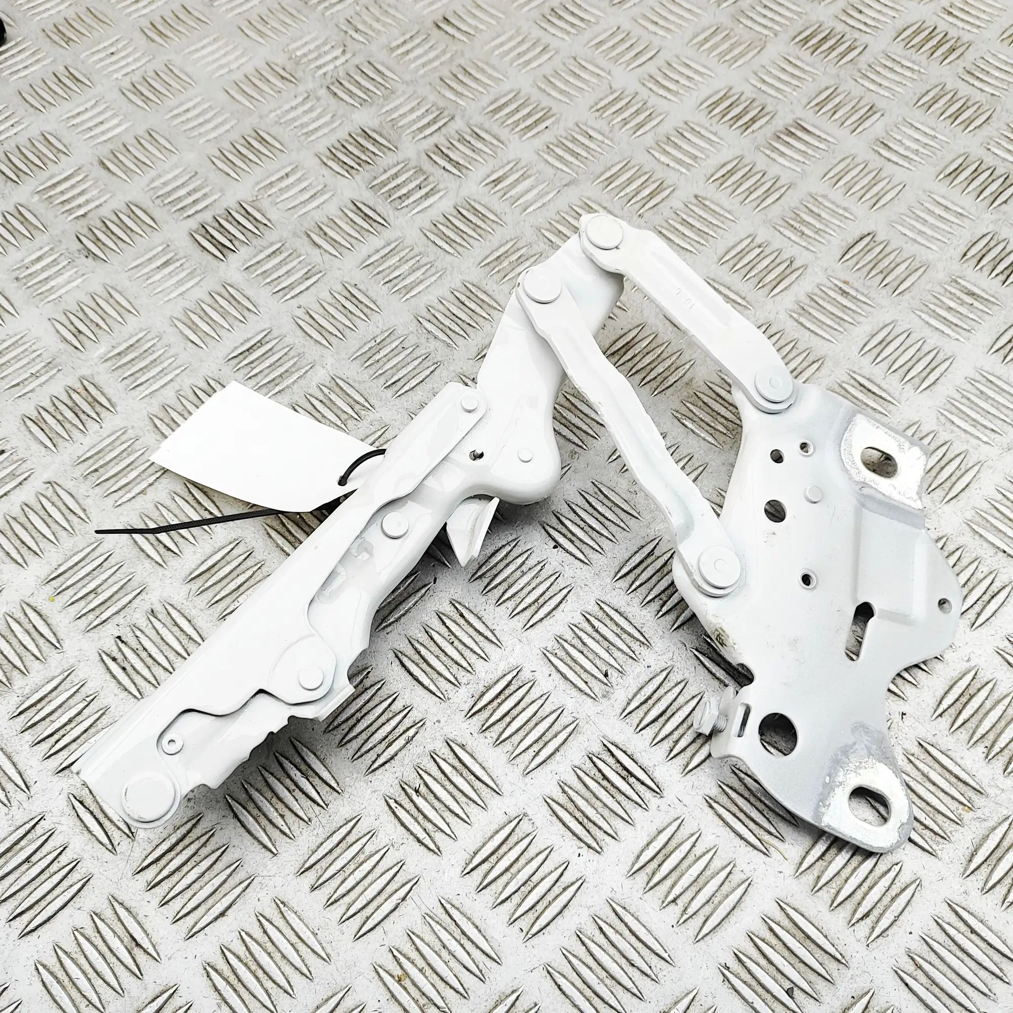 BMW X5 (G05) Bonnet hinge — front left Bonnet hinge — front left — BMW X5 (G05) (2018-...
