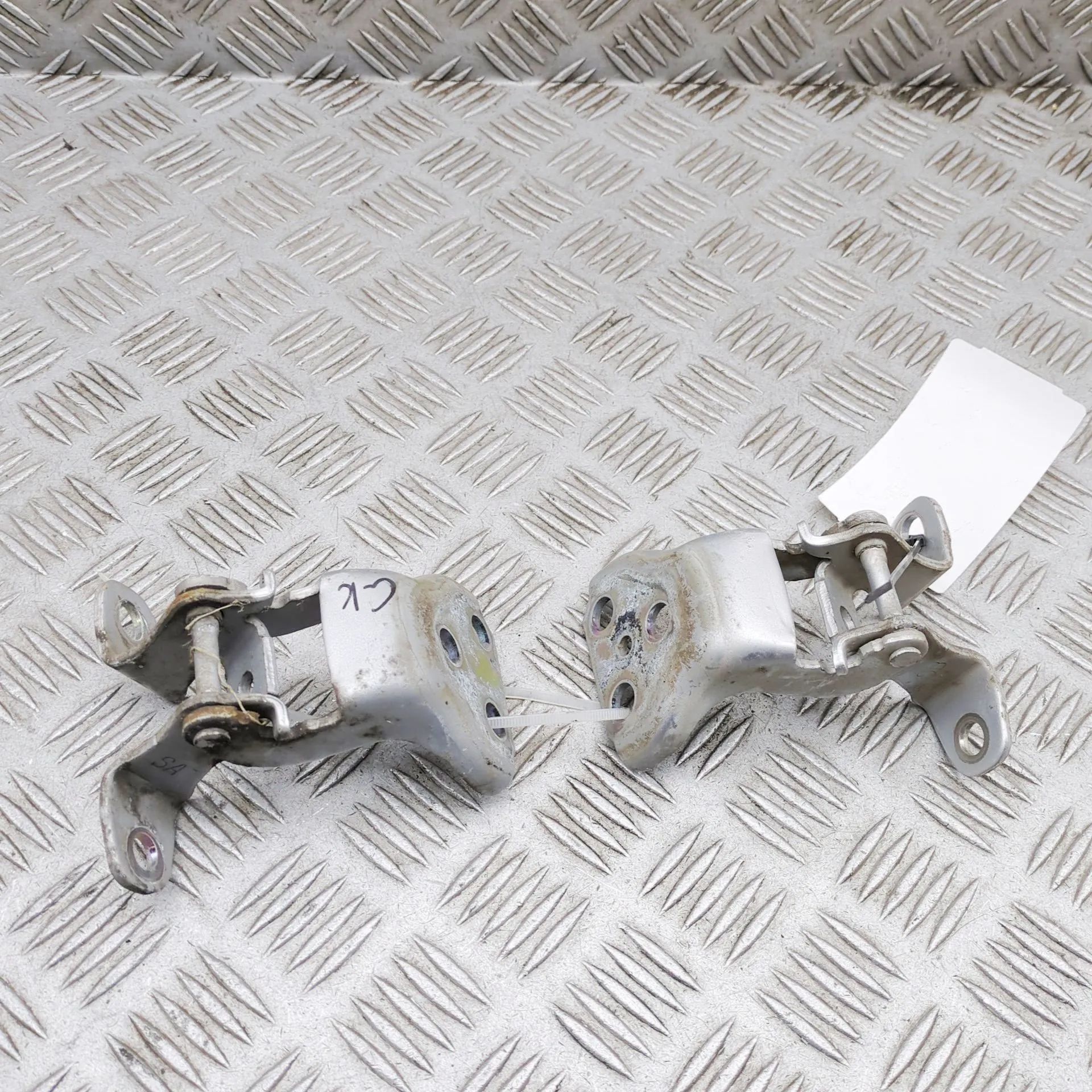 Isuzu D-Max Door hinge set — rear left Door hinge set — rear left — ISUZU D-MAX (II TF...