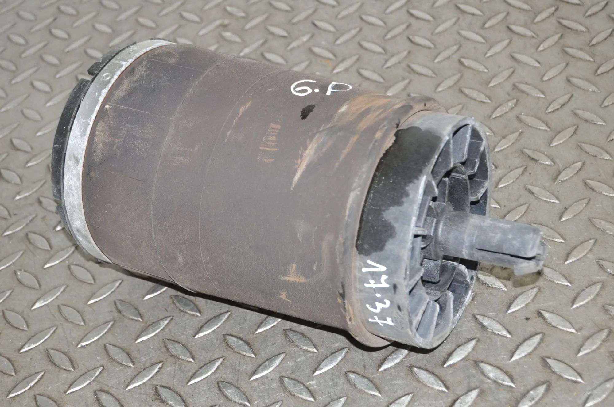 Land Rover Discovery Rear Right Air Suspension Spring Bag Rear Right Air Suspension Spring Bag — LAND ROV...