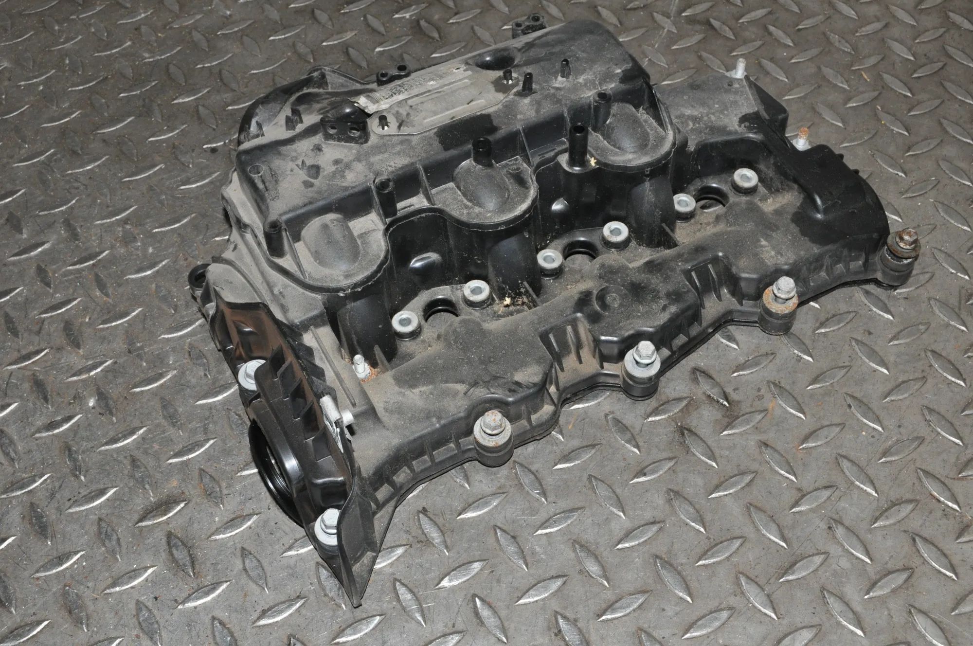 Land Rover Discovery Valve Cover Valve Cover — LAND ROVER DISCOVERY (IV L319) (2...