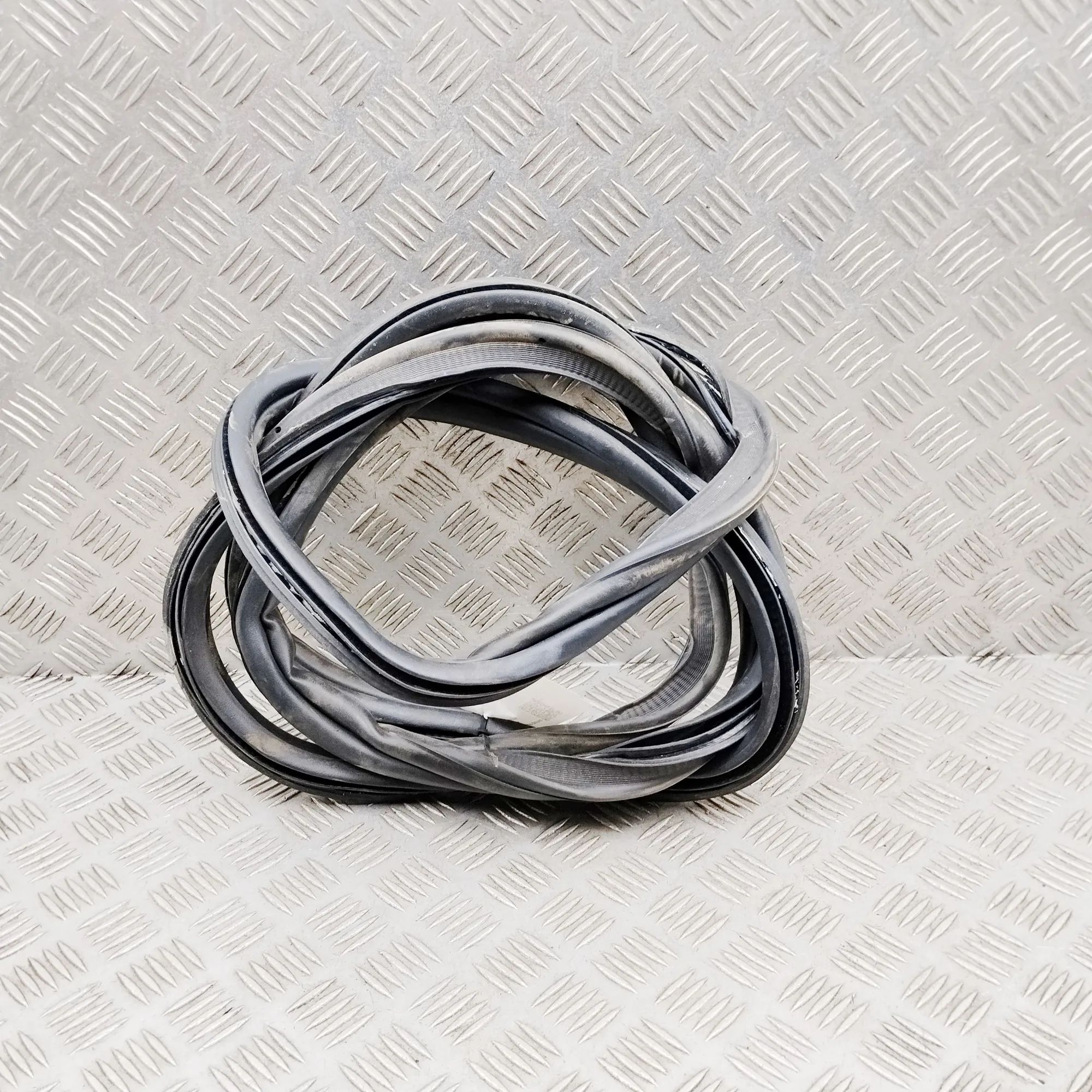 Land Rover Range Rover Evoque Tailgate rubber seal Tailgate rubber seal — LAND ROVER RANGE ROVER E...