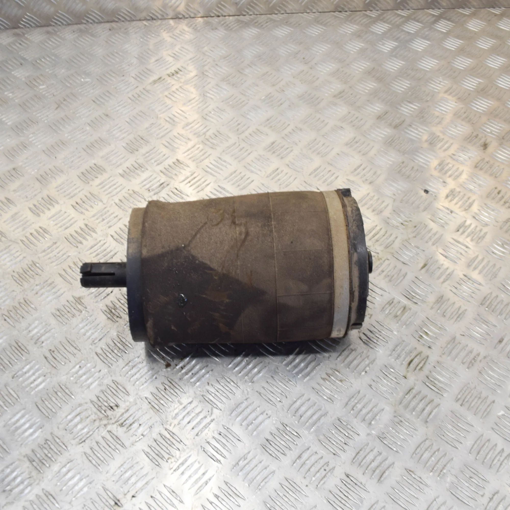 Land Rover Discovery Rear Left Air Suspension Spring Bag Rear Left Air Suspension Spring Bag — LAND ROVE...