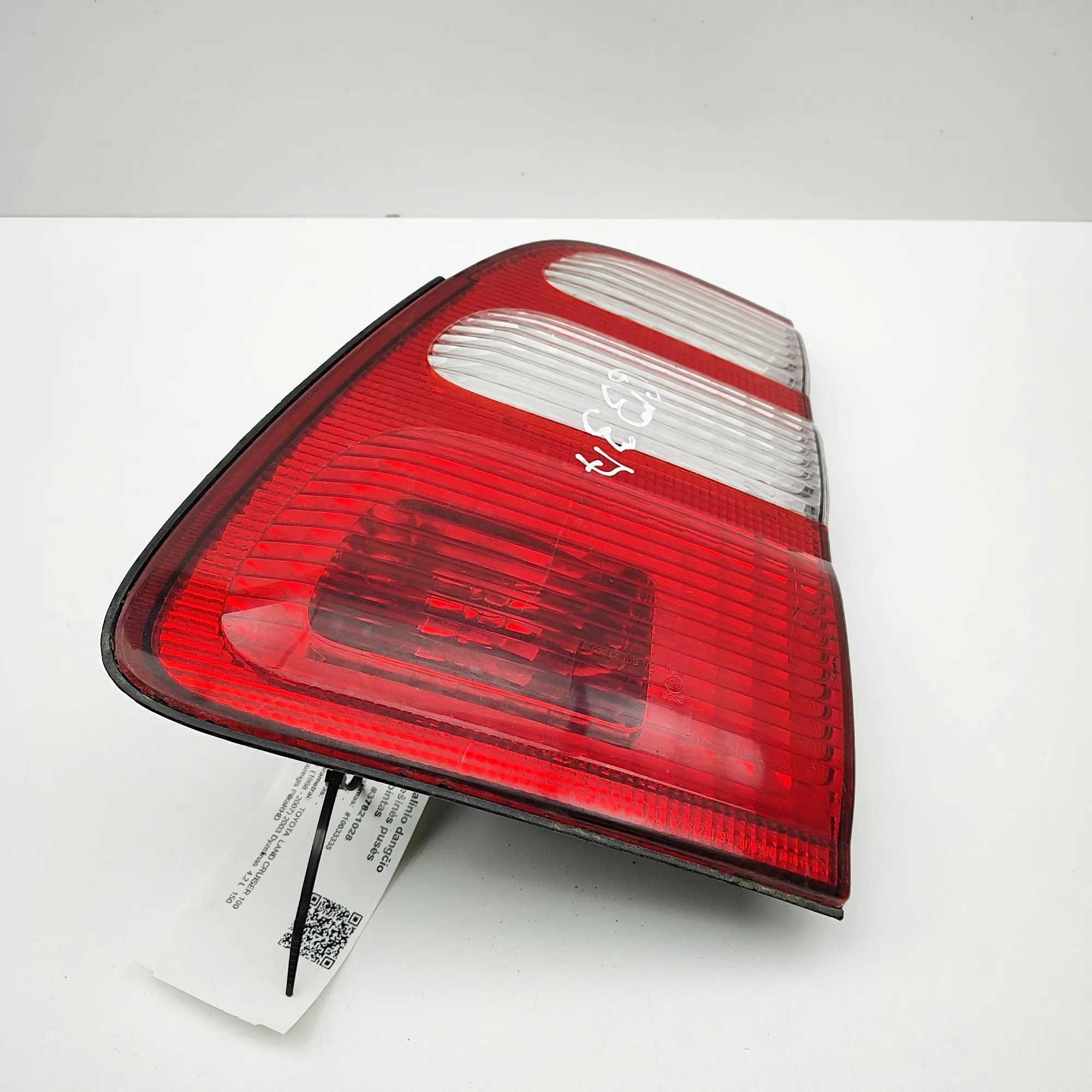 Toyota Land Cruiser 100 Right Side Tailgate Tail Light Right Side Tailgate Tail Light — TOYOTA LAND CR...