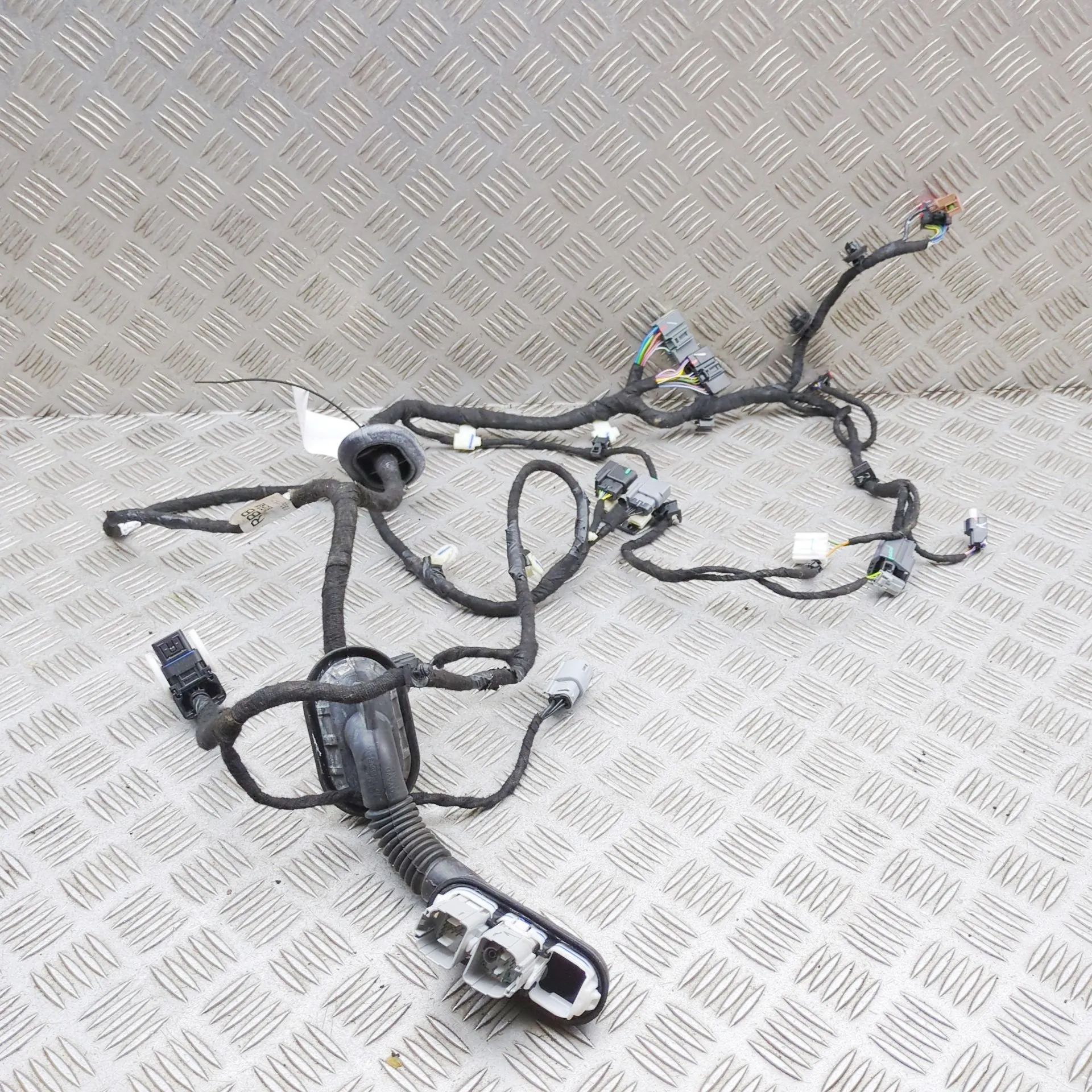 Door wiring — front left Brand/Model: FORD USA MUSTANG
Year: 2024
Gearbo...