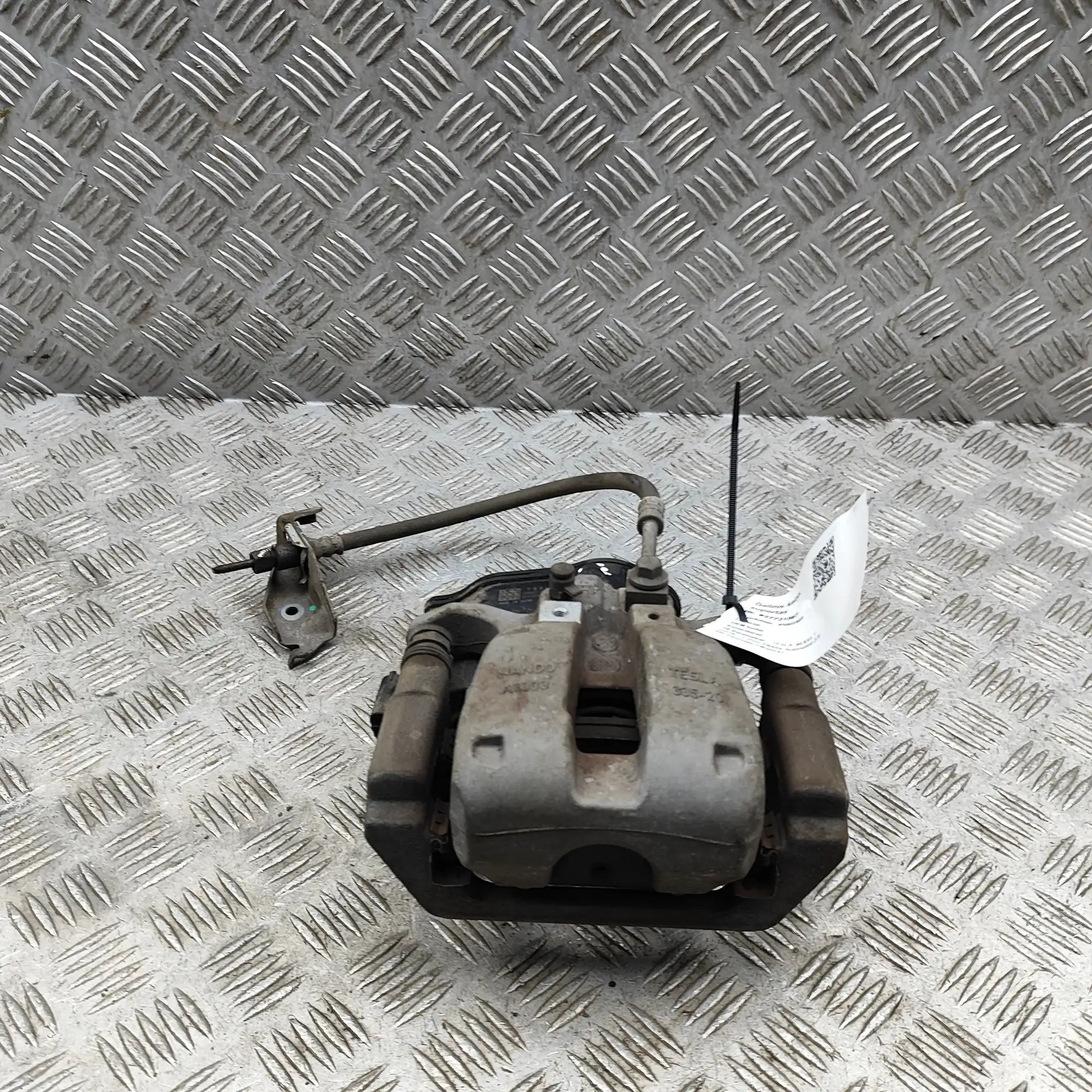 Tesla Model Y Brake caliper — rear left Brake caliper — rear left — TESLA MODEL Y (2019...