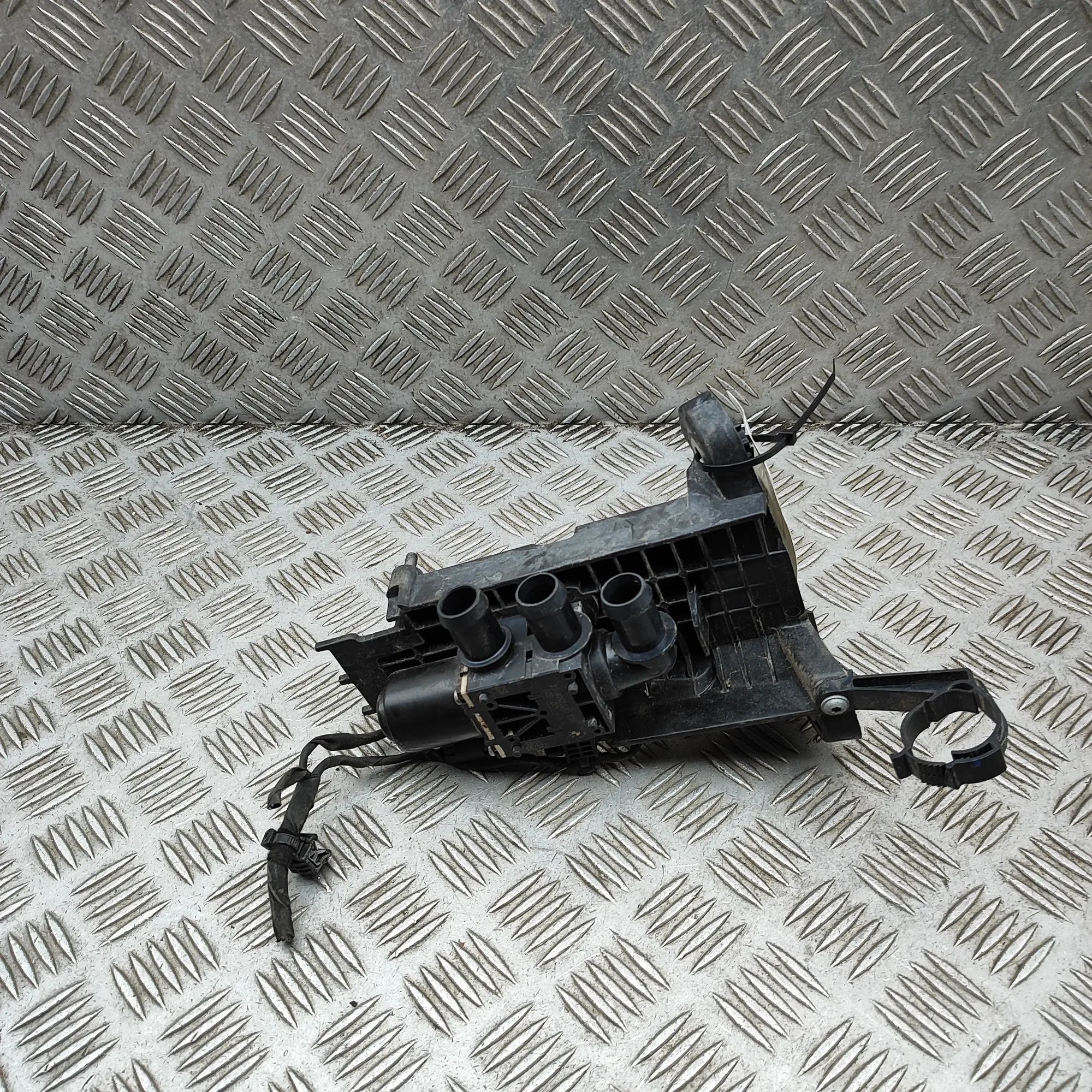 BMW X3 / iX3 (G01) Клапан охлаждающей  Coolant valve — BMW IX3 (G08) (2020-...) — 8572...