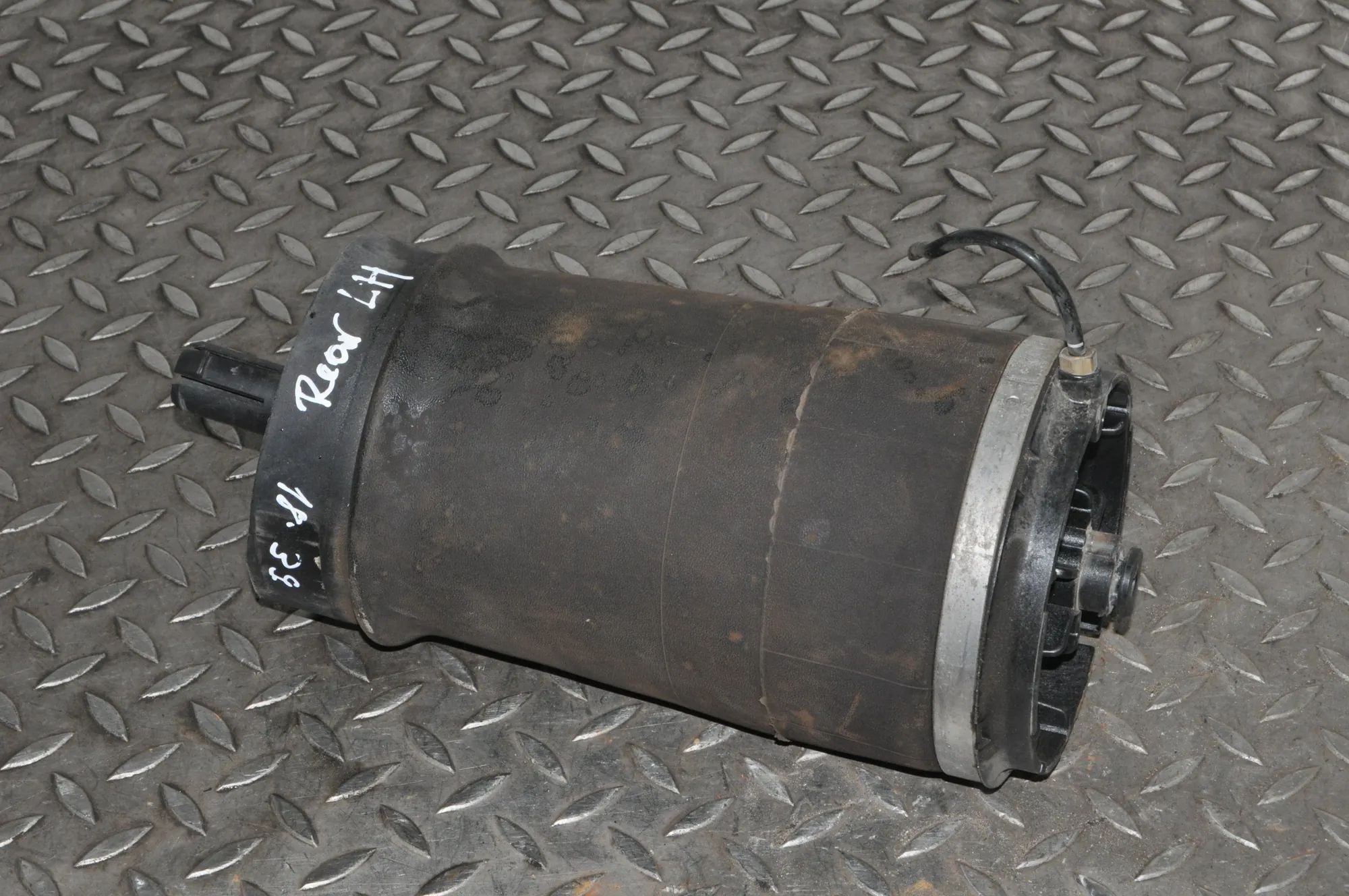 Land Rover Range Rover (L405) Rear Left Air Suspension Spring Bag Rear Left Air Suspension Spring Bag — LAND ROVE...
