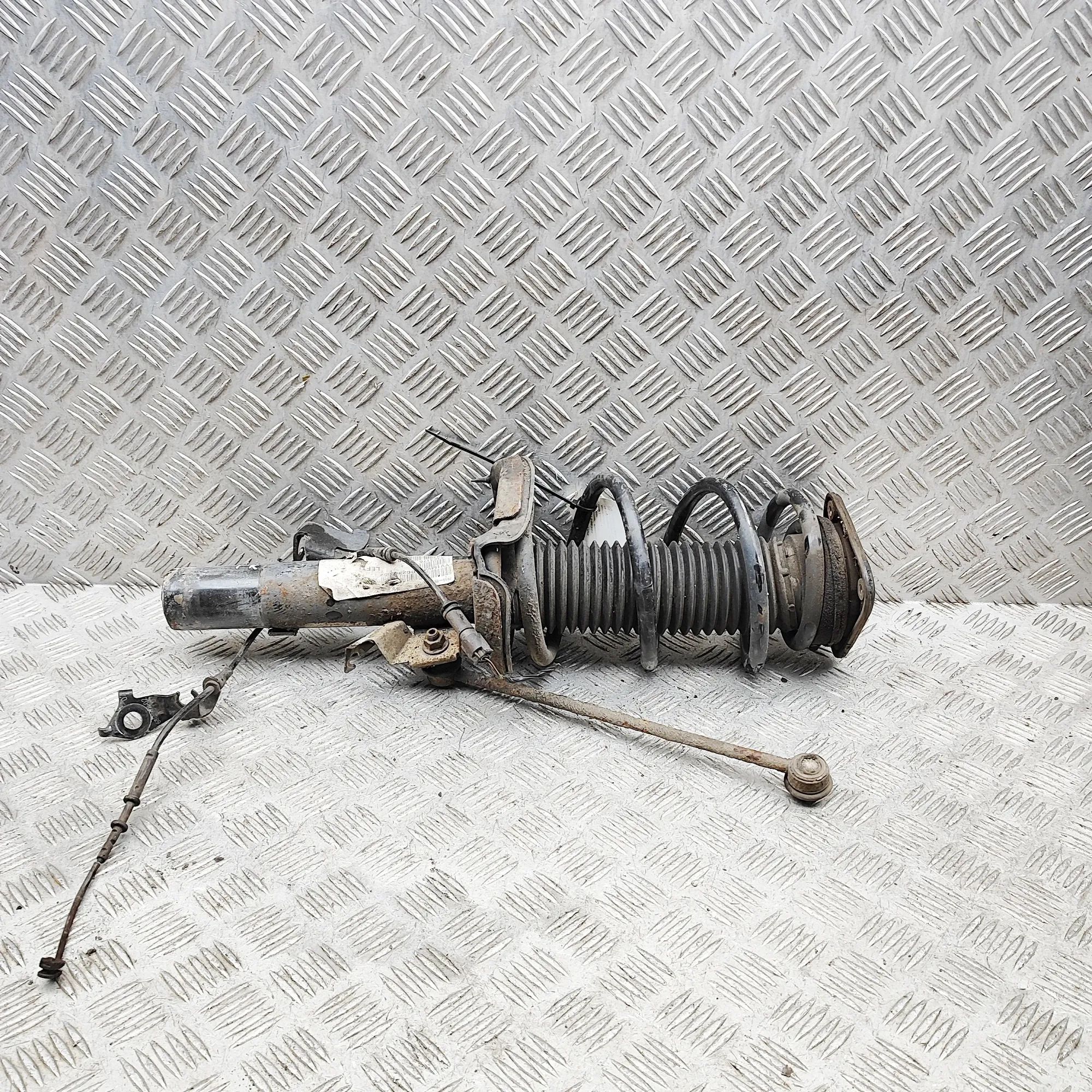 Volvo V40 Shock absorber — front left Shock absorber — front left — VOLVO V40 (Hatchb...