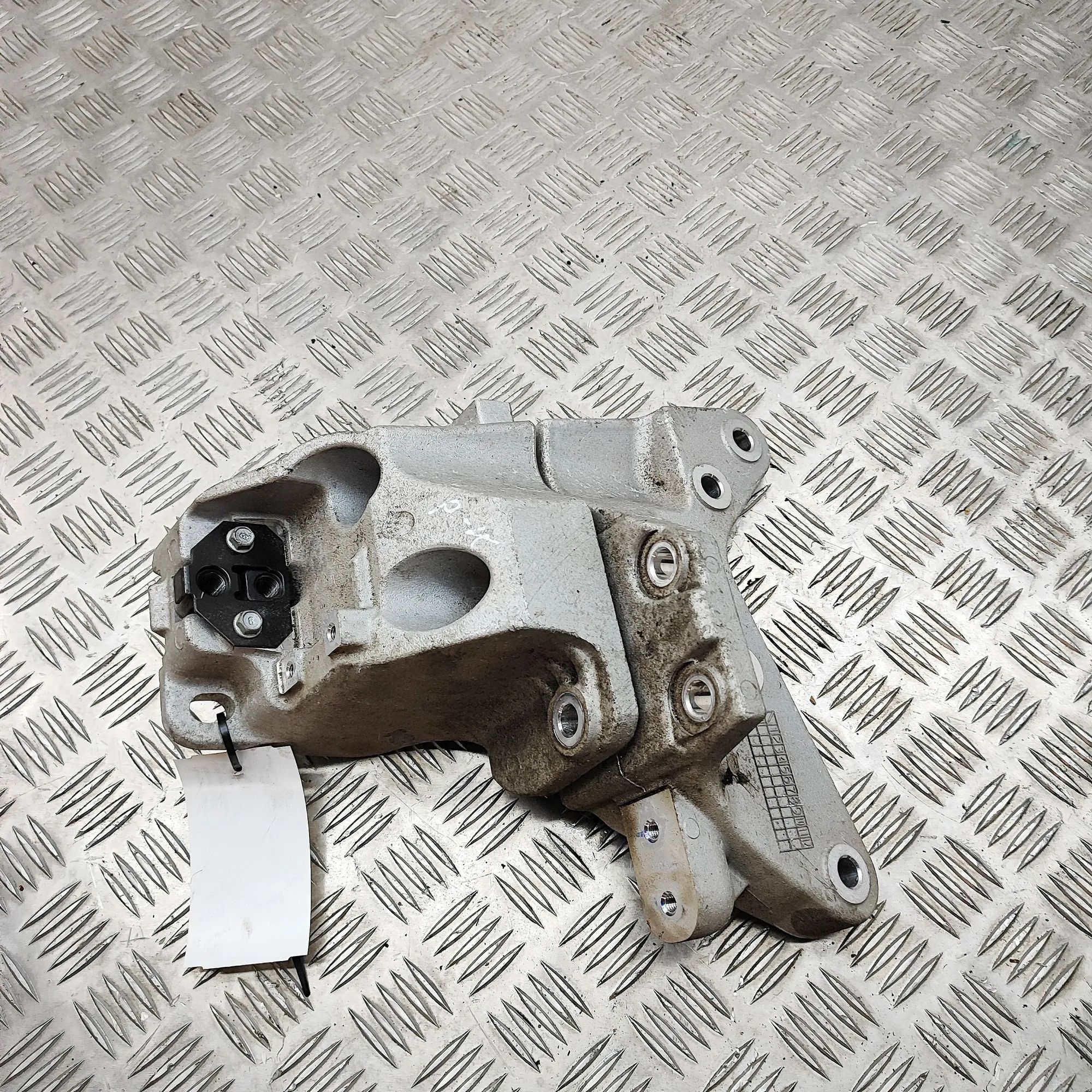 Kia Soul Left Side Engine Bracket Left Side Engine Bracket — KIA SOUL (III SK3) (...