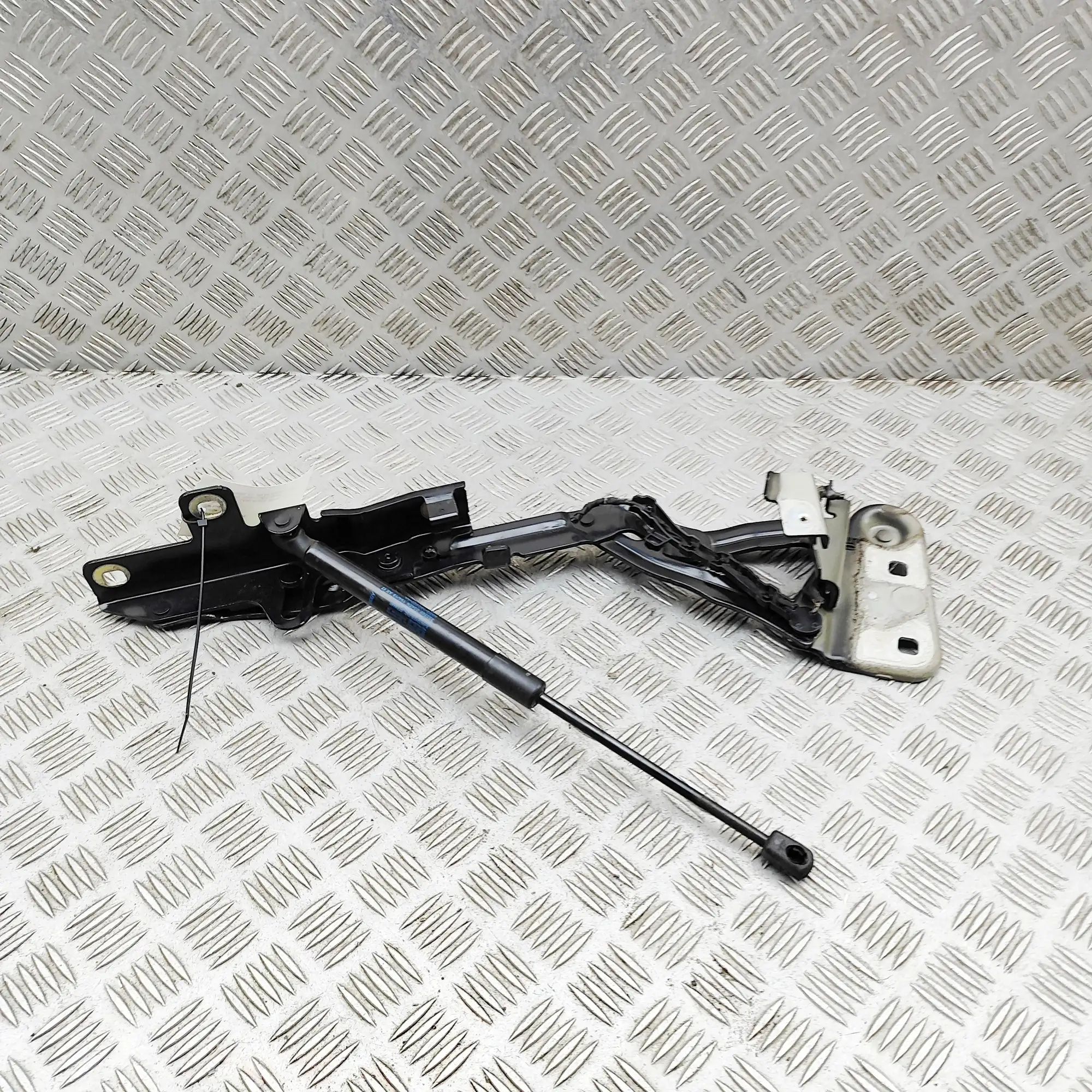 Land Rover Range Rover Evoque Bonnet hinge — front right Bonnet hinge — front right — LAND ROVER RANGE R...