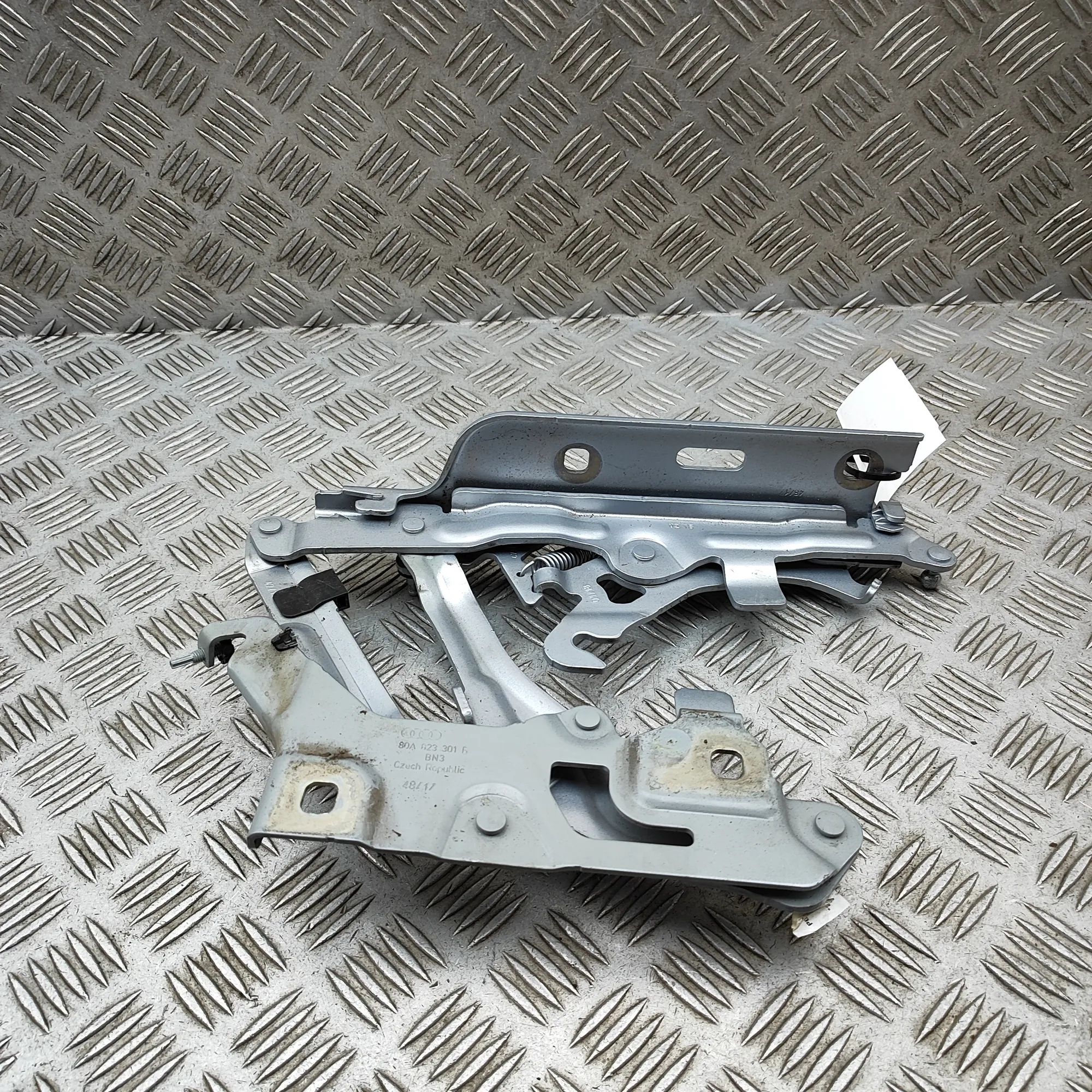 Audi Q5 (FY) Bonnet hinge — front left Bonnet hinge — front left — AUDI Q5 (FY) (2016-...