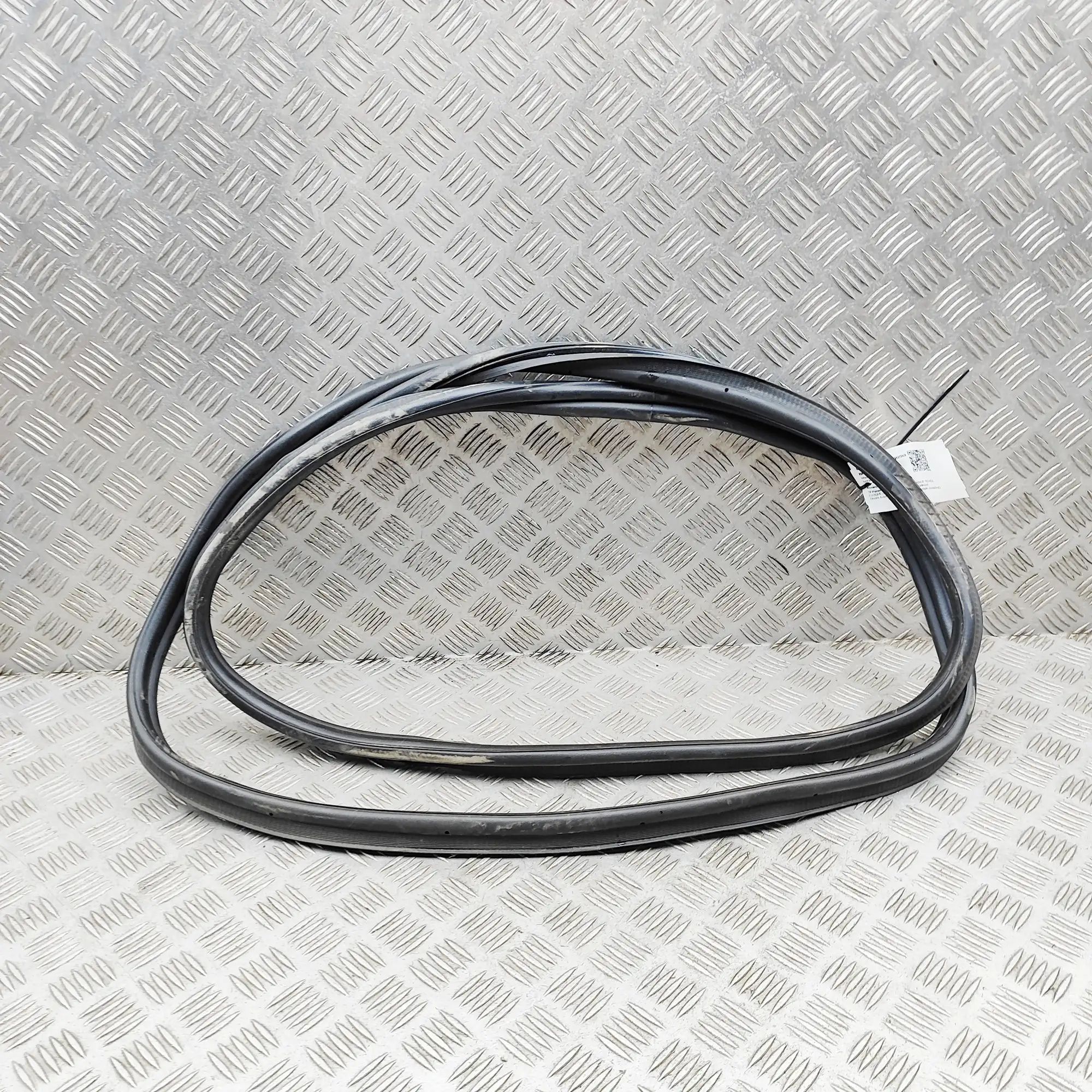 Land Rover Range Rover Evoque Tailgate rubber seal Tailgate rubber seal — LAND ROVER RANGE ROVER E...