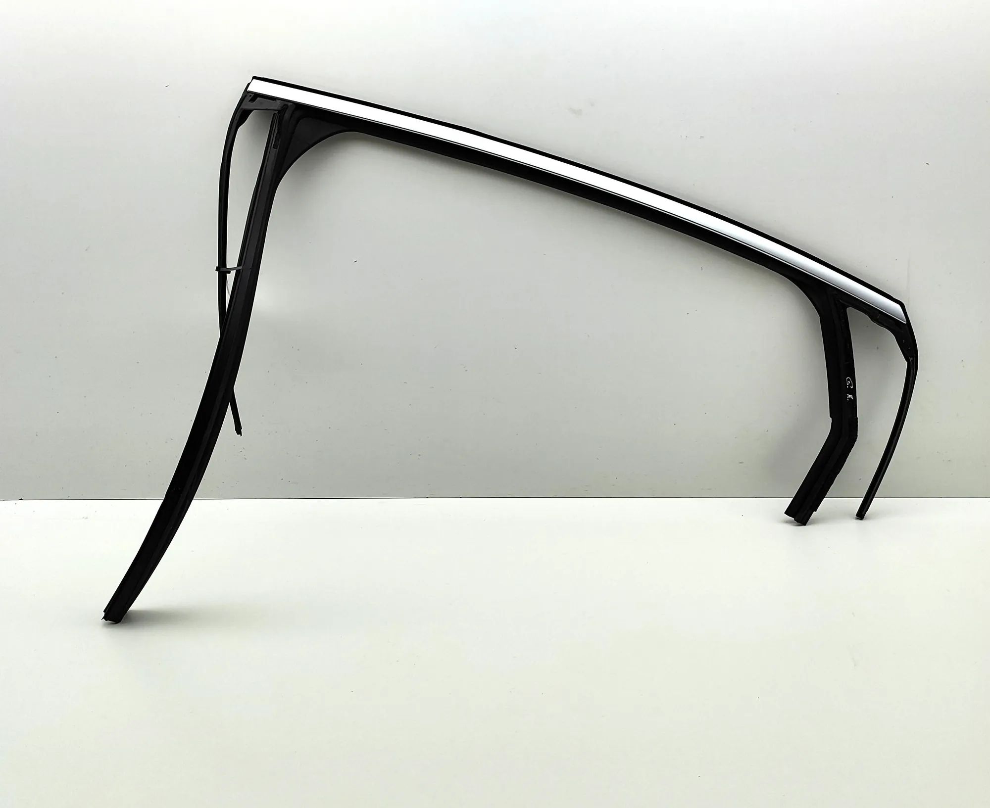 Nissan Ariya Upper door trim strip — rear left Upper door trim strip — rear left — NISSAN ARIY...
