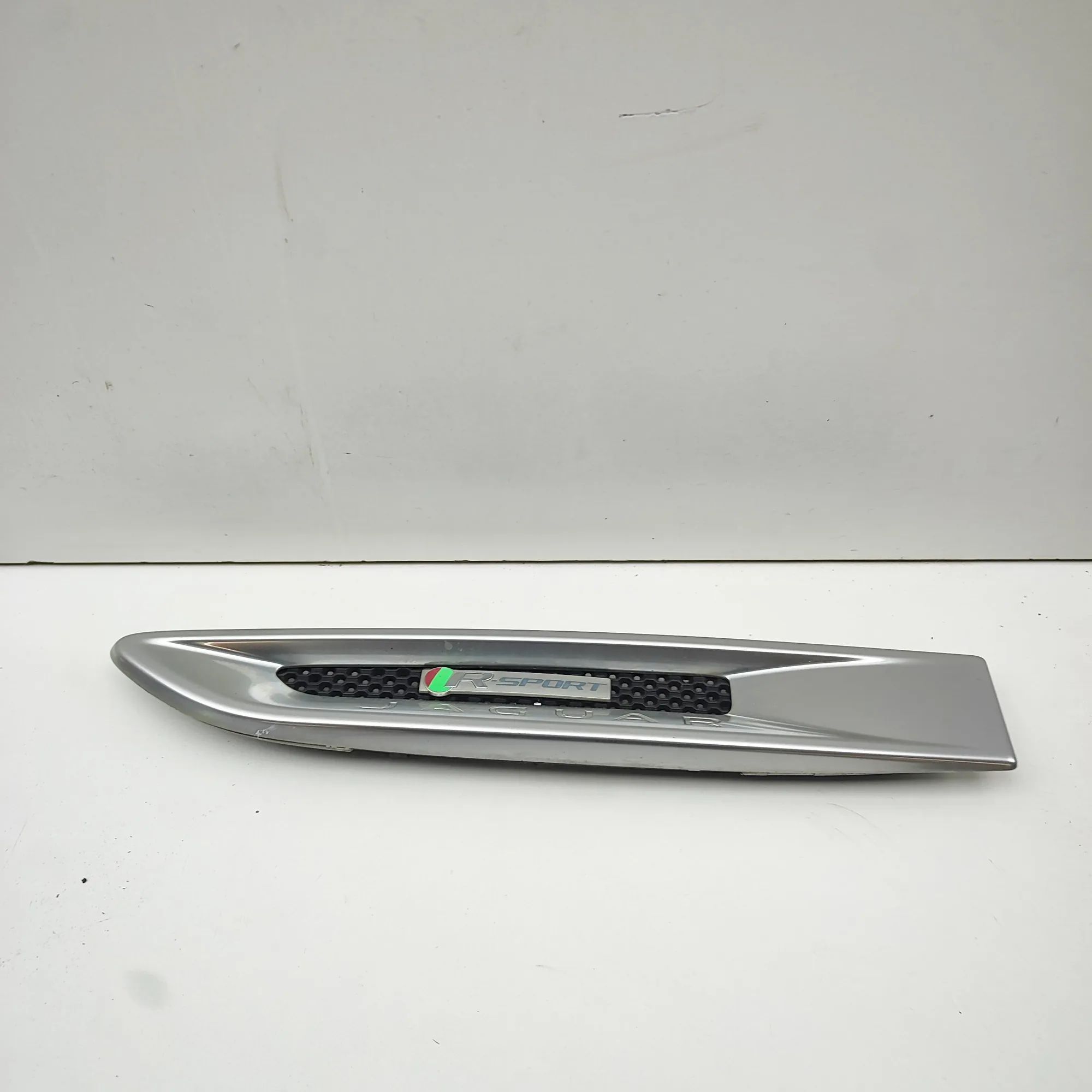 Jaguar XE Fender moulding — front left Fender moulding — front left — JAGUAR XE (X760)...