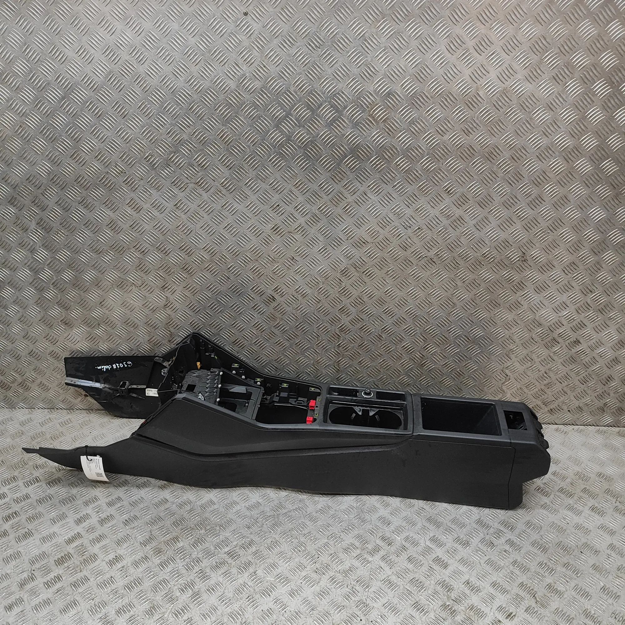 Audi Q3 (F3) center console center Console — AUDI Q3 (F3) (2018-...) — 83A8...
