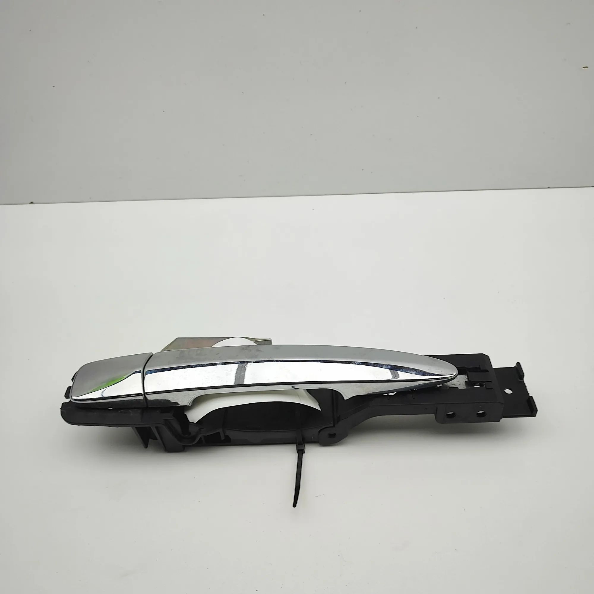 Nissan Leaf Exterior door handle — rear right Exterior door handle — rear right — NISSAN LEAF...