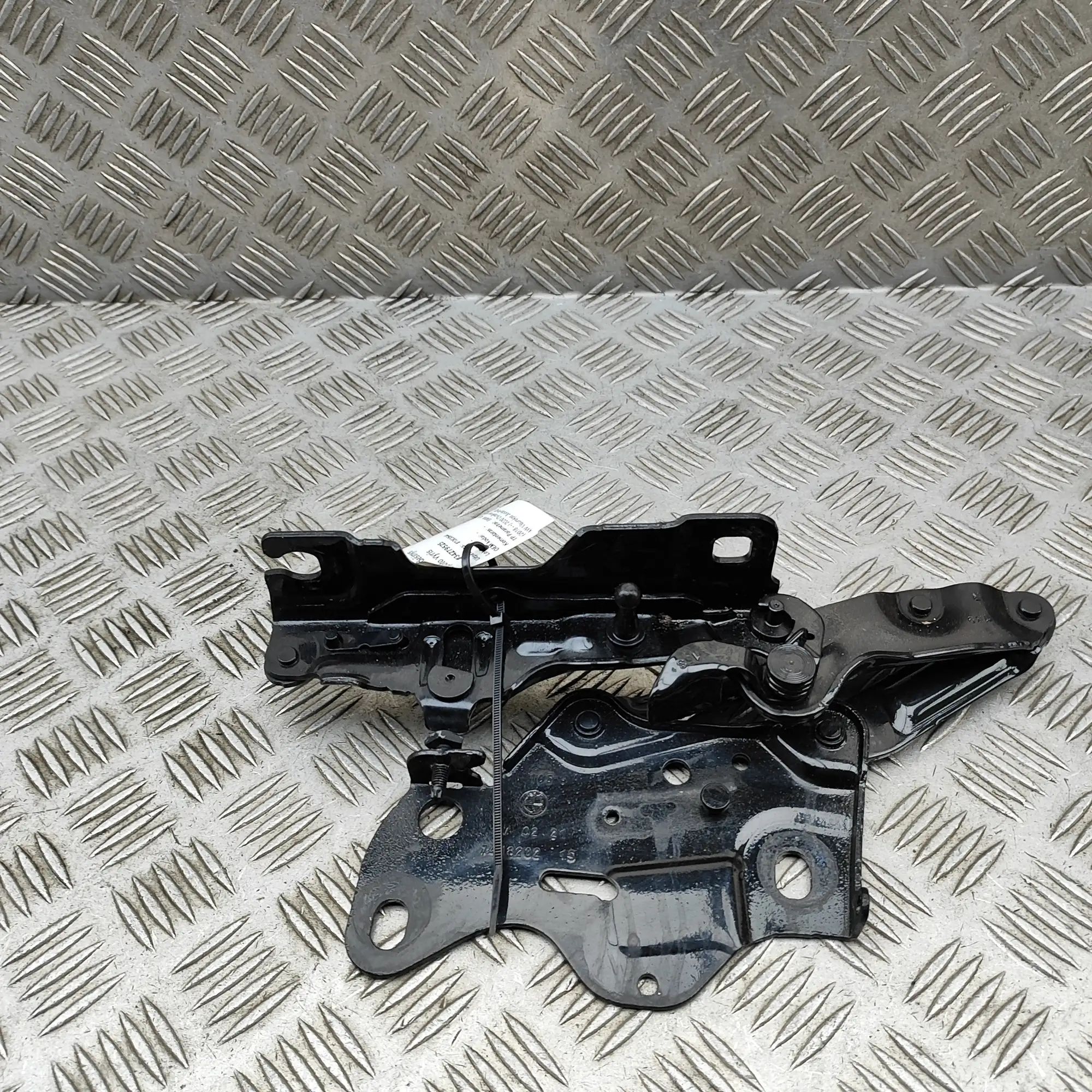 BMW X5 (G05) Bonnet hinge — front right Bonnet hinge — front right — BMW X5 (G05) (2018...