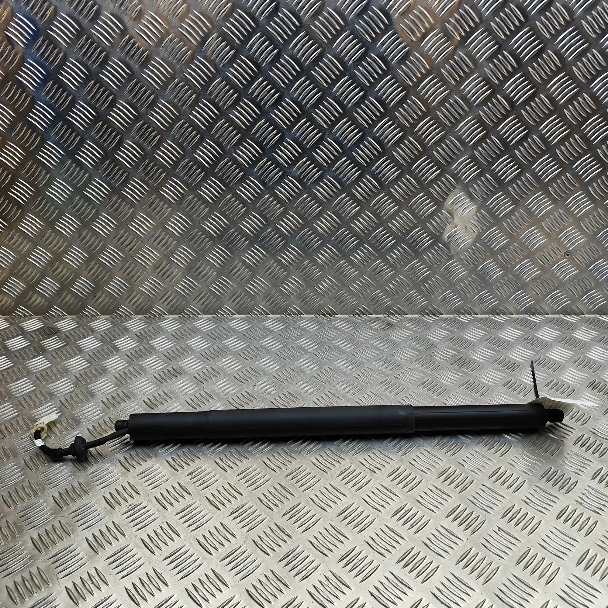 BMW X5 (G05) Left Side Tailgate Gas Strut Left Side Tailgate Gas Strut — BMW X5 (G05) (20...