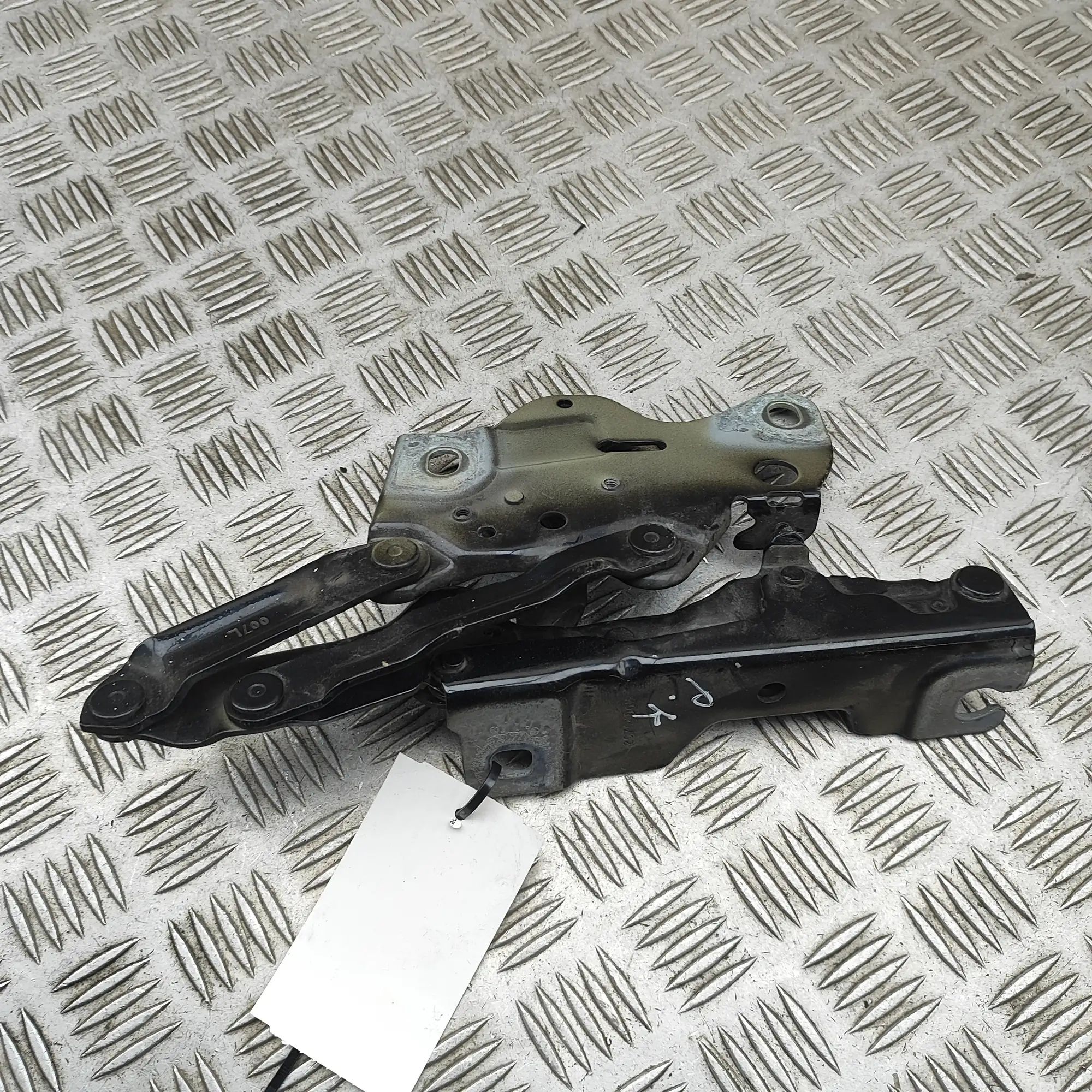 BMW X5 (G05) Bonnet hinge — front left Bonnet hinge — front left — BMW X5 (G05) (2018-...