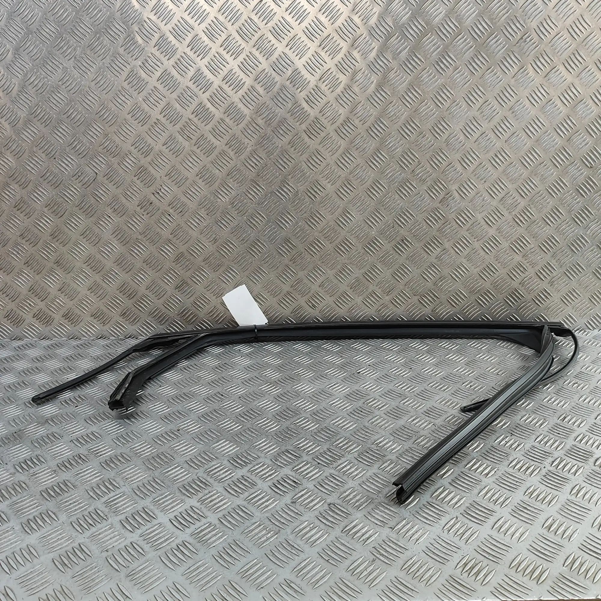 Nissan Ariya Upper door trim strip — rear right Upper door trim strip — rear right — NISSAN ARI...