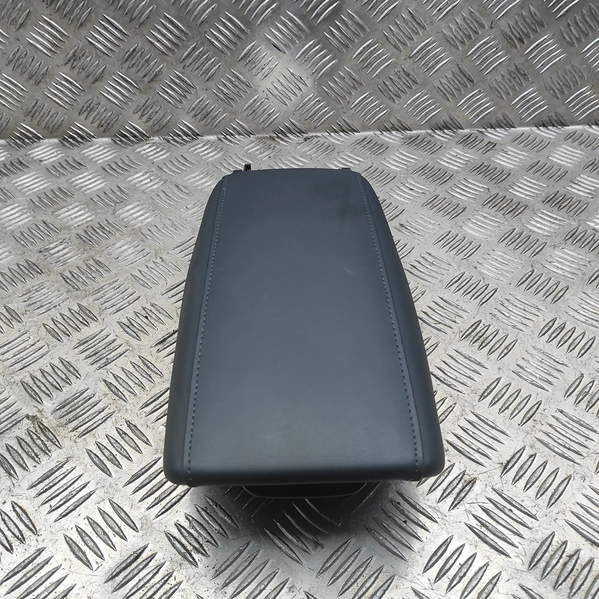 Kia Niro Käetugi, tagaistmes Armrest — KIA NIRO (II) (2022-...) — 84660-AT00...