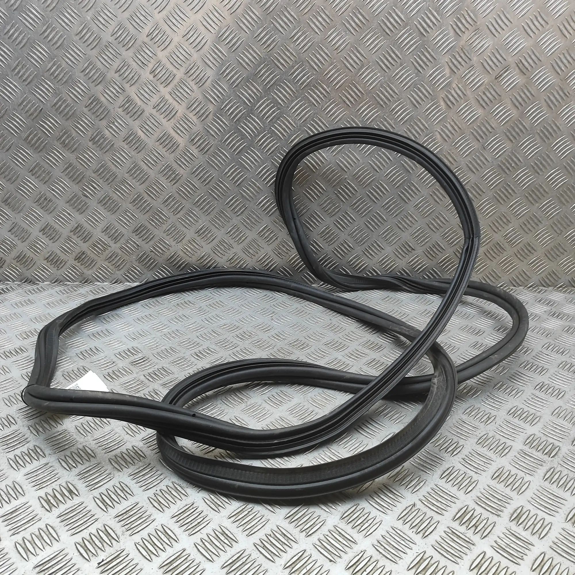 Chevrolet Corvette (C7) Tailgate rubber seal Tailgate rubber seal — CHEVROLET CORVETTE (C7) ...