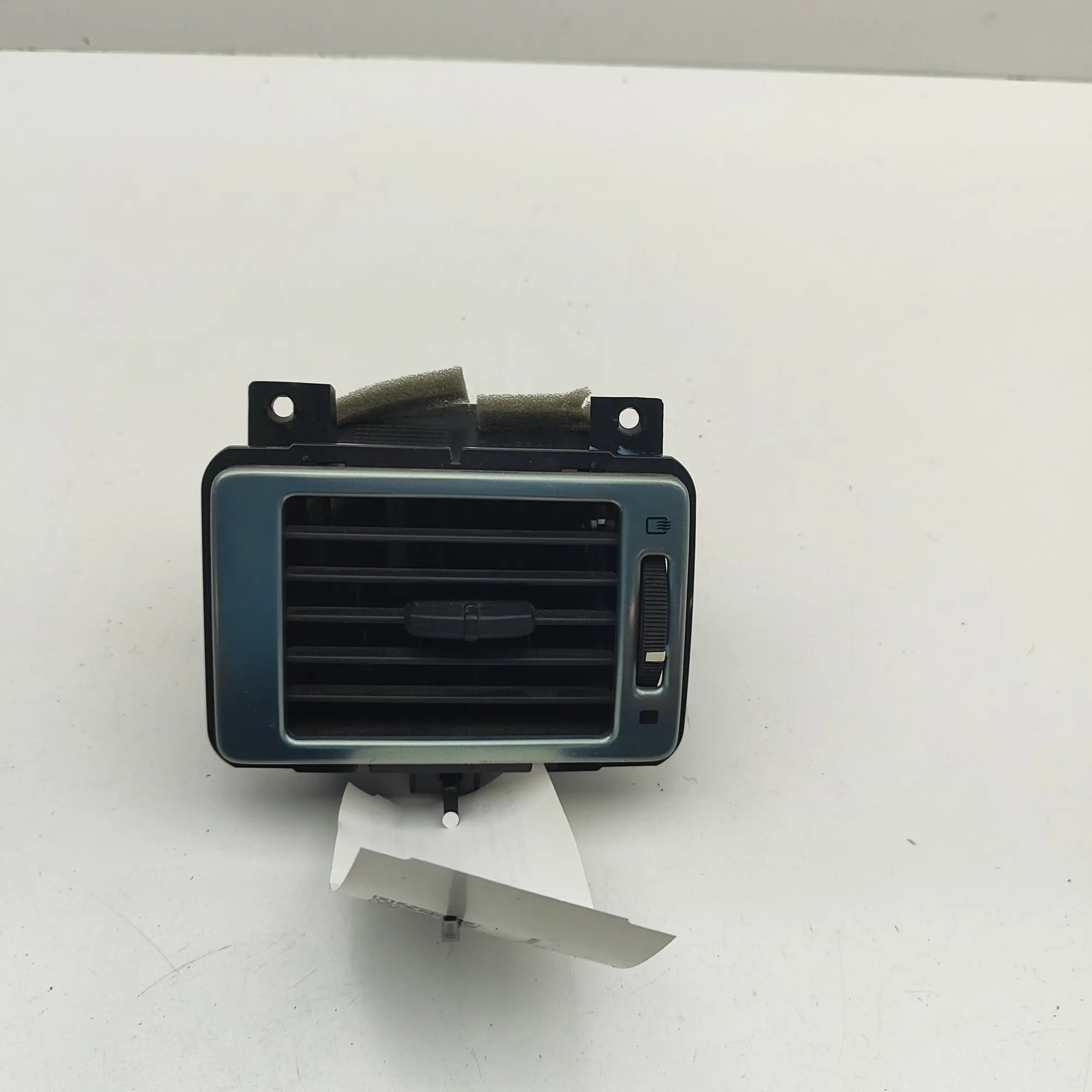 Dashboard Air Vents Brand/Model: ASTON MARTIN VANTAGE
Year: 2006
En...